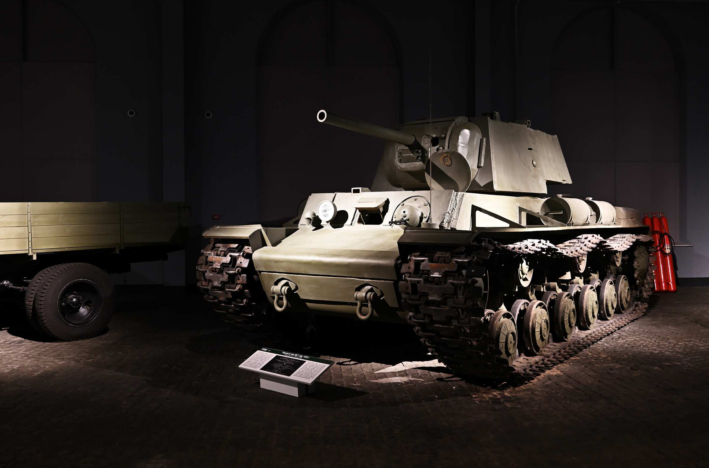 Екатеринбург. Выставочный центр «Парадный расчет» в Верхней Пышме. Тяжёлый танк КВ-1 образца 1939 года.