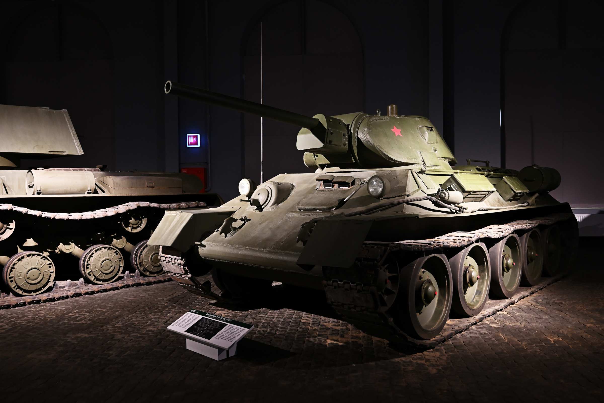 Екатеринбург. Выставочный центр «Парадный расчет» в Верхней Пышме. Средний танк Т-34-76 образца 1942 года.