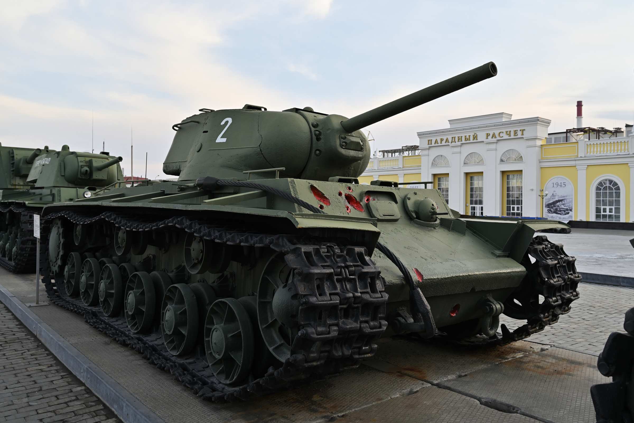 Екатеринбург. Выставочный центр «Парадный расчет» в Верхней Пышме. Тяжёлый танк КВ-1с образца 1942 года.