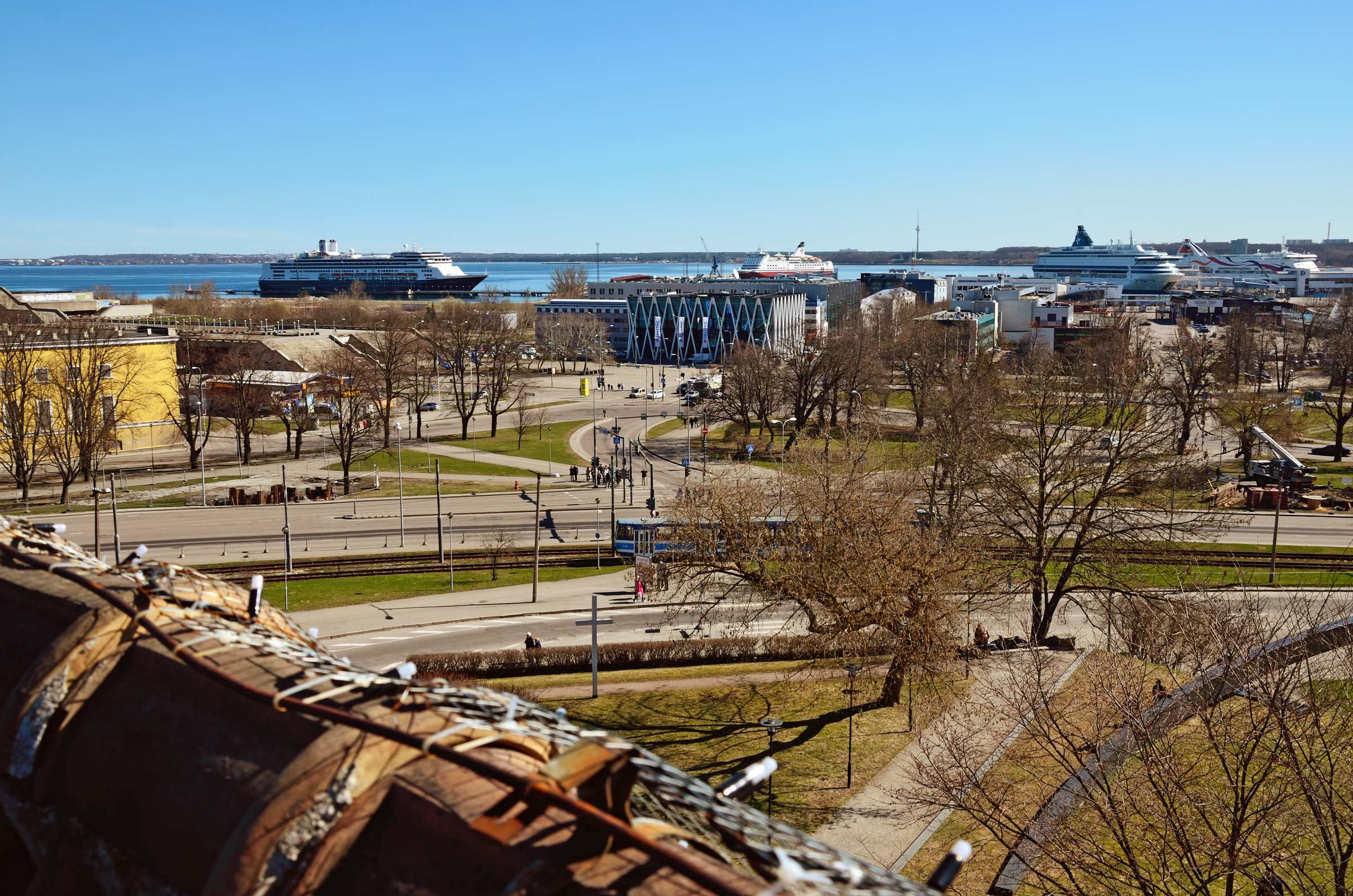 Вид на Таллин с крыши башни Толстая Маргарита