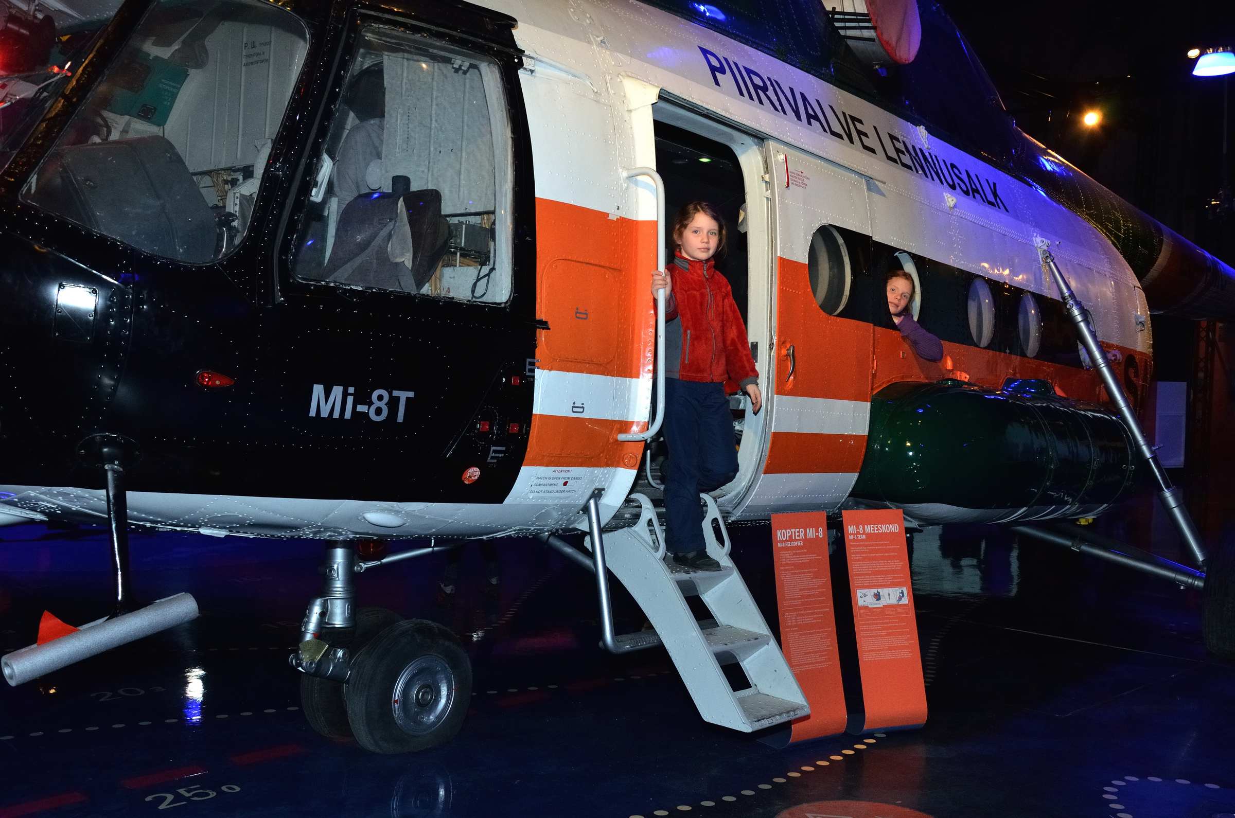 Вертолёт службы спасения в Леннусадаме в Таллине