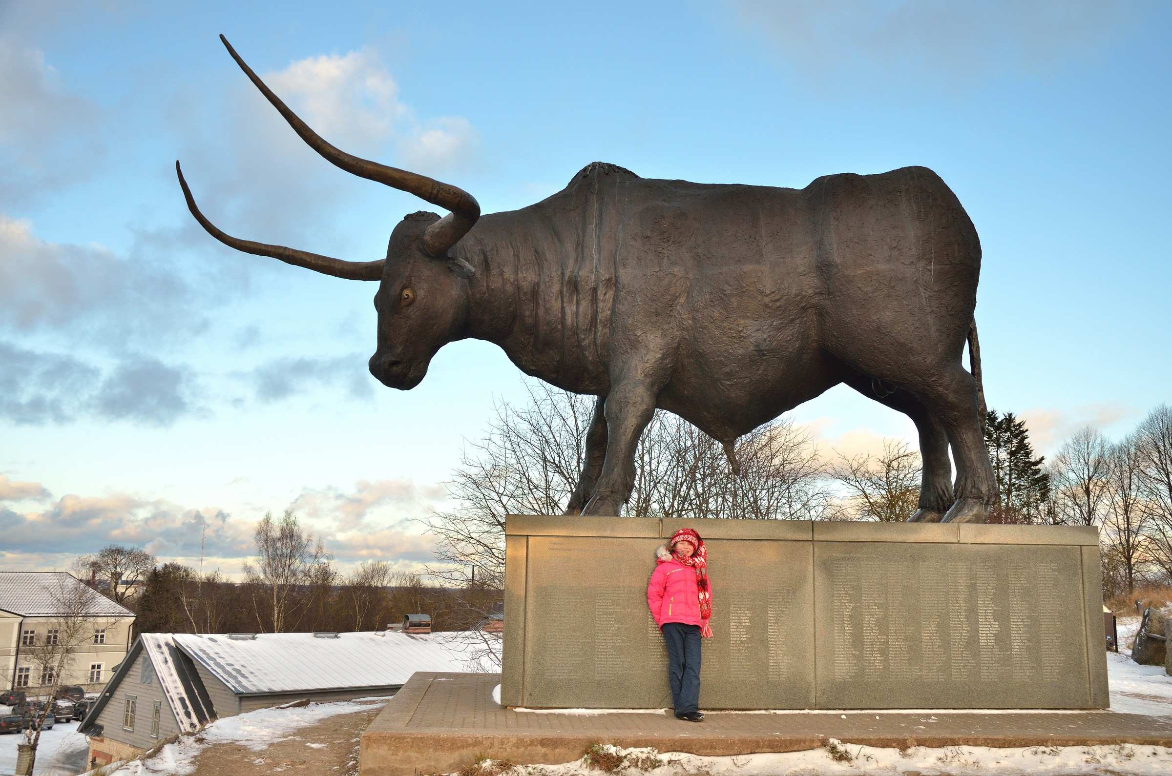 Символ города Раквере - гигантский бронзовый бык