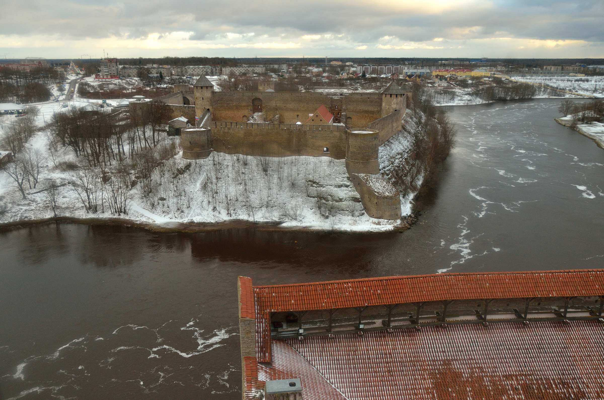 Ивангородская крепость со стороны Нарвского замка в Эстонии