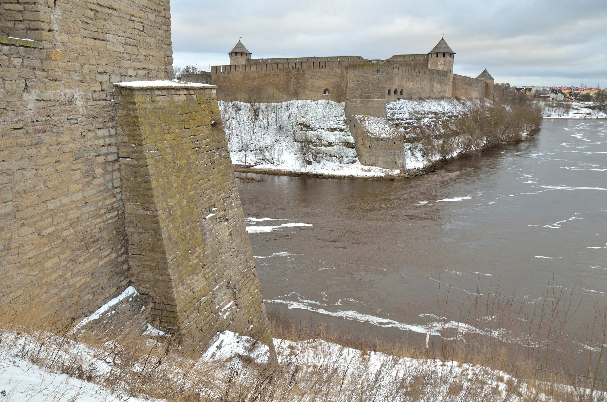 Ивангородская крепость со стороны Нарвского замка в Эстонии