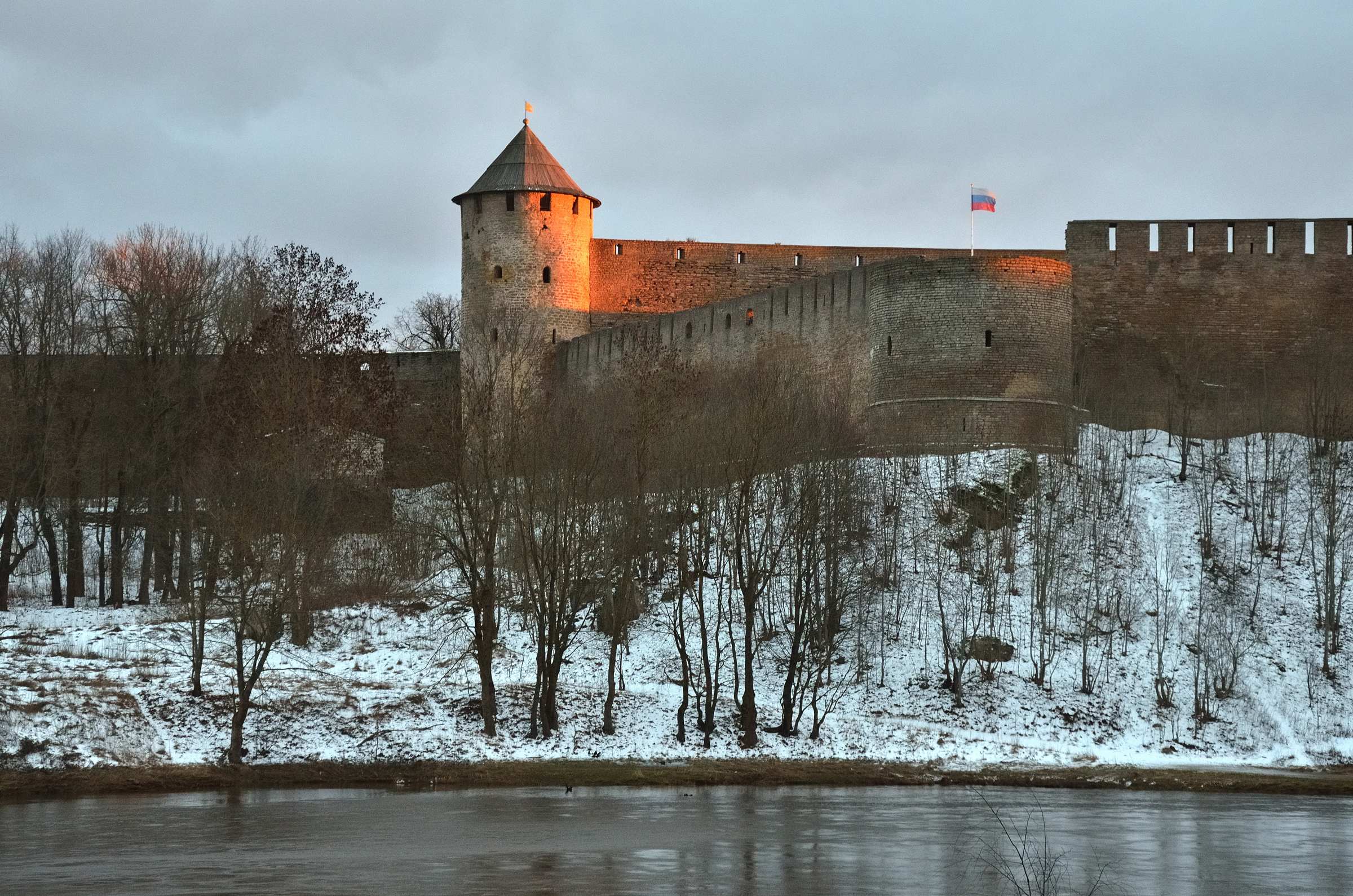 Ивангородская крепость со стороны Нарвы в Эстонии