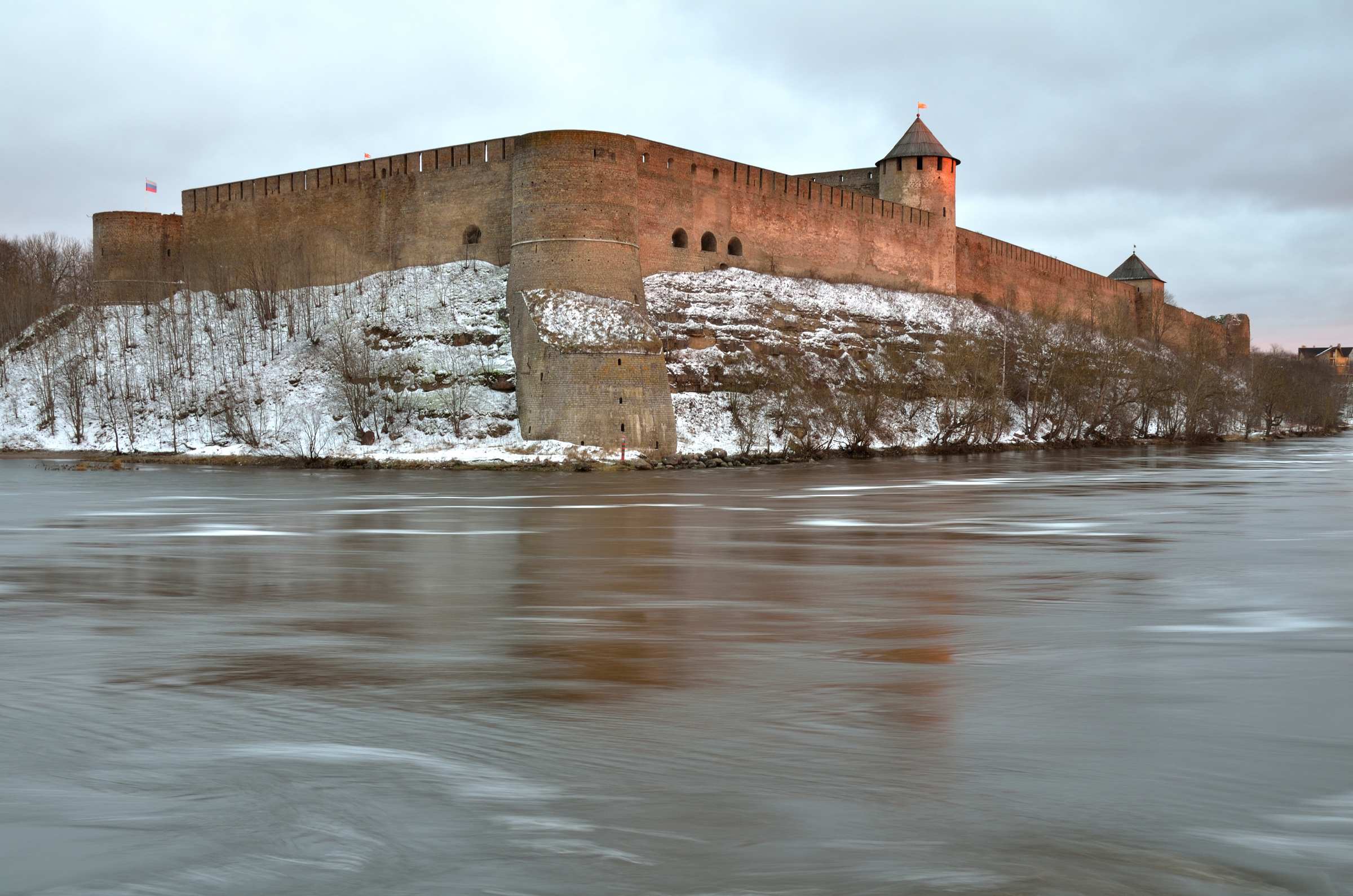 Ивангородская крепость со стороны Нарвы в Эстонии