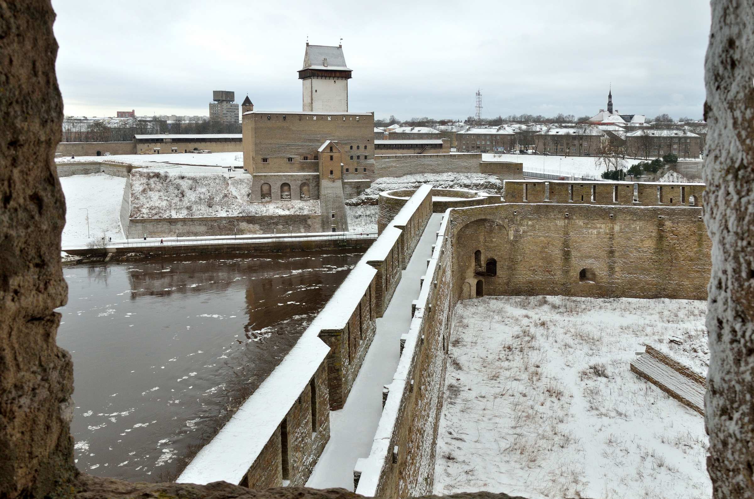 Вид на Нарвский замок с башни Ивангородской крепости