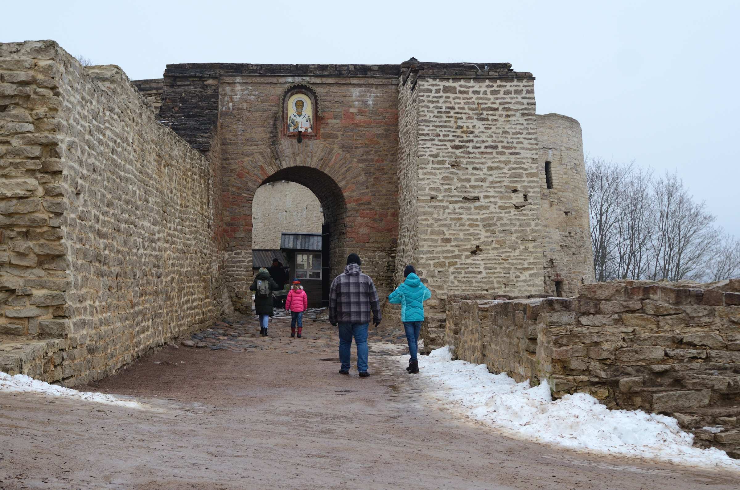 Изборская крепость. Никольские ворота.