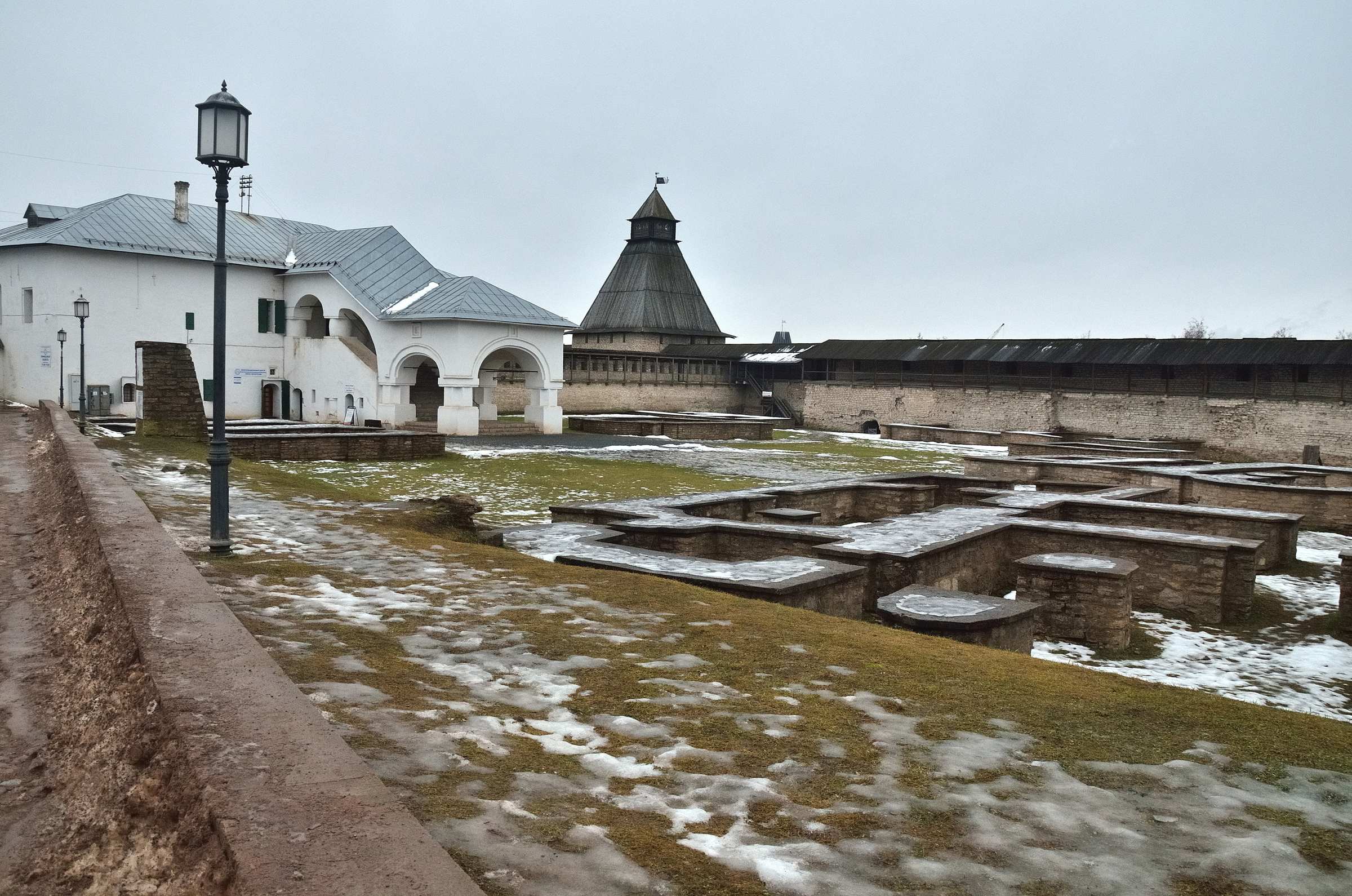 Приказные палаты, Власьевская башня и Фундаменты Довмонтова города в Псковском кремле.