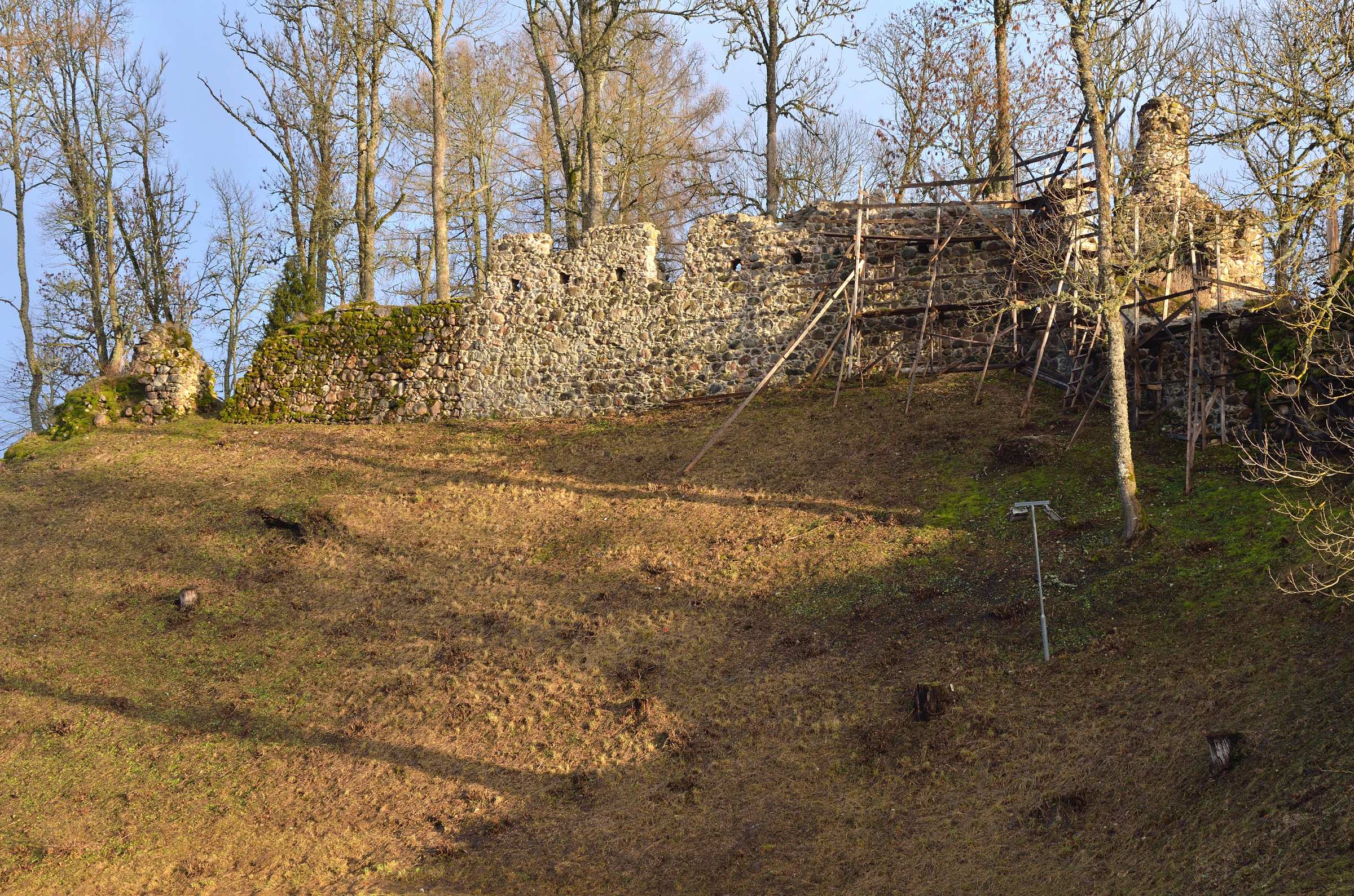 Руины замка Хельме в Эстонии
