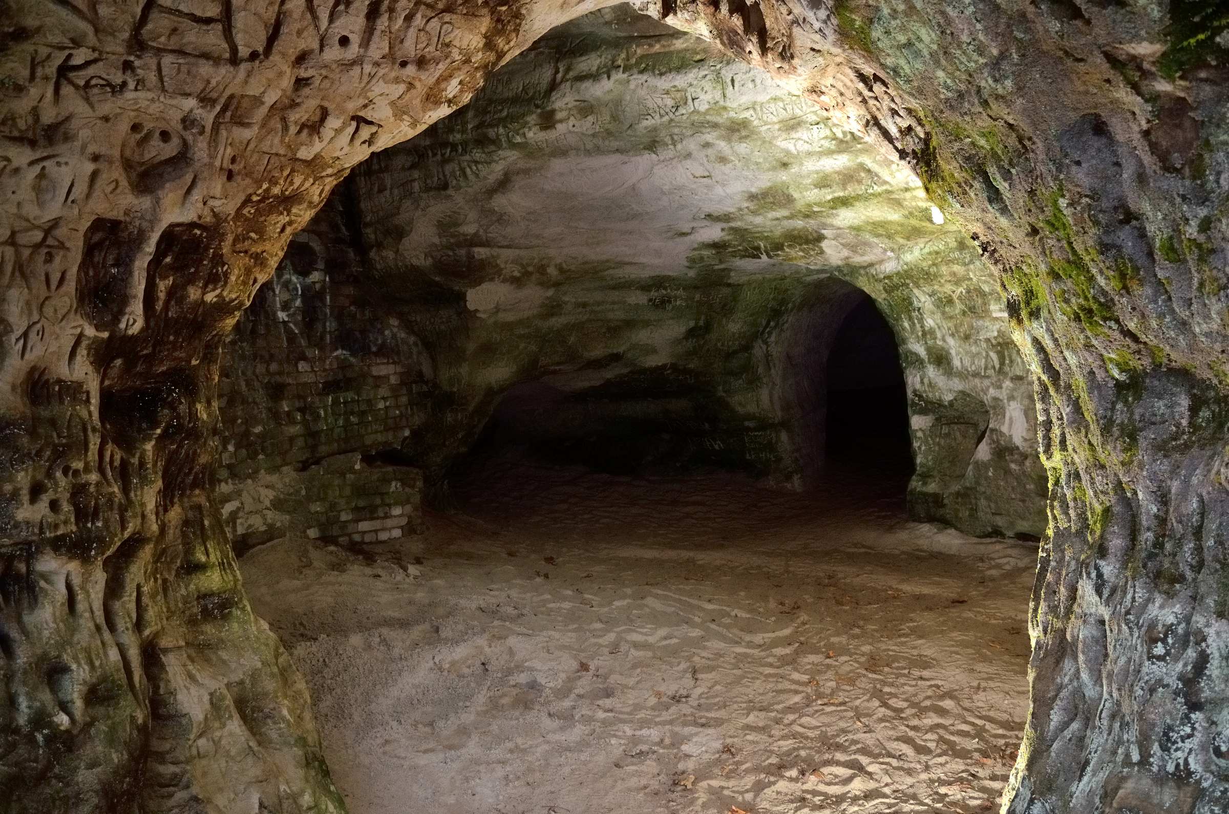 Хельмеские пещеры в Эстонии