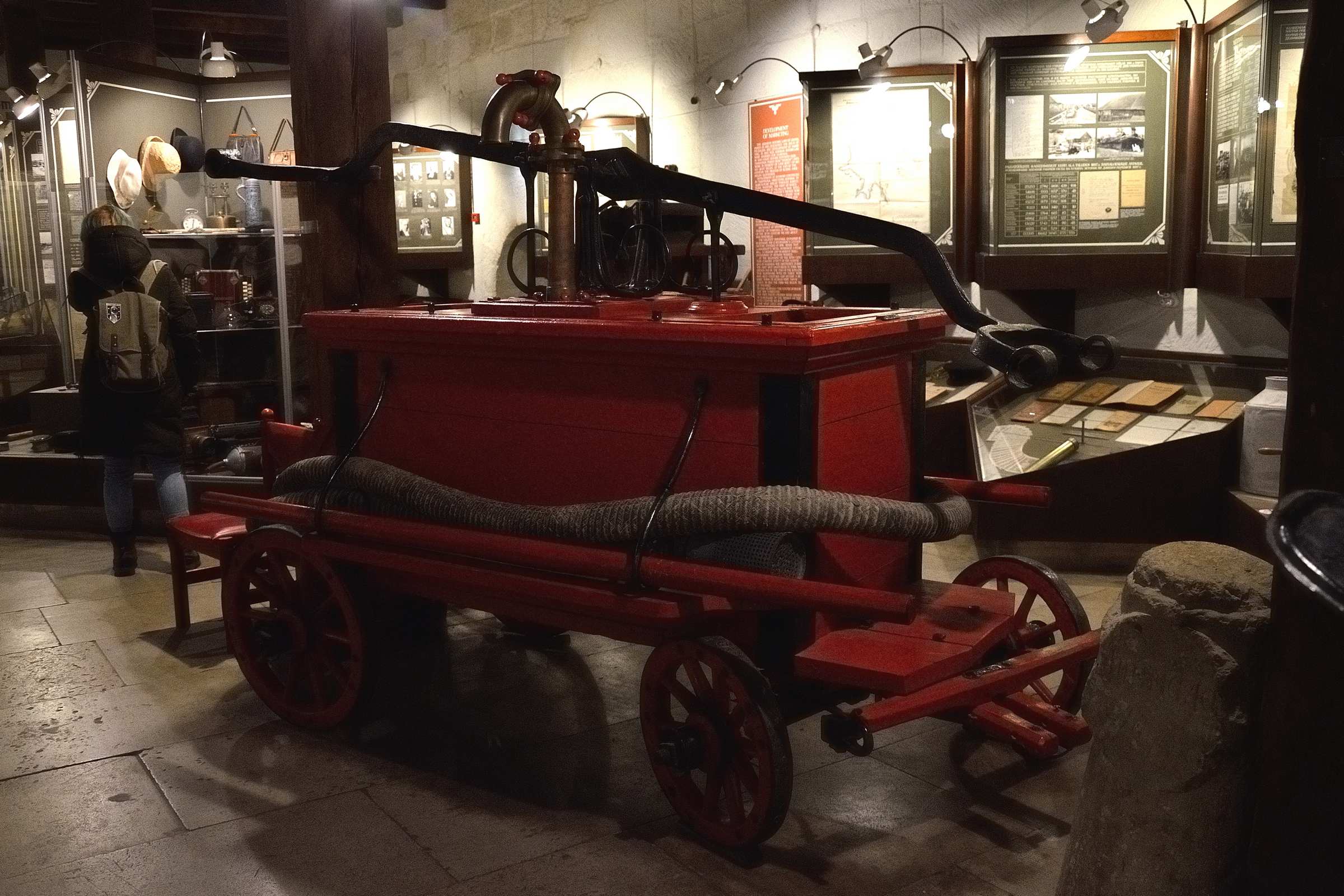 Пожарная карета в музее в крепости Курессааре в Эстонии