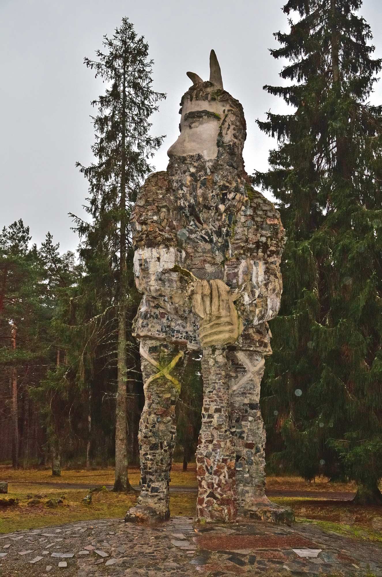 Скульптура Калевипоэга в парке у замка Глена в Эстонии