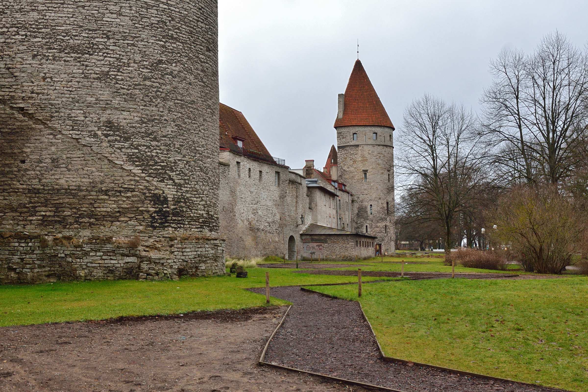 Башни и стены старого города в Таллине