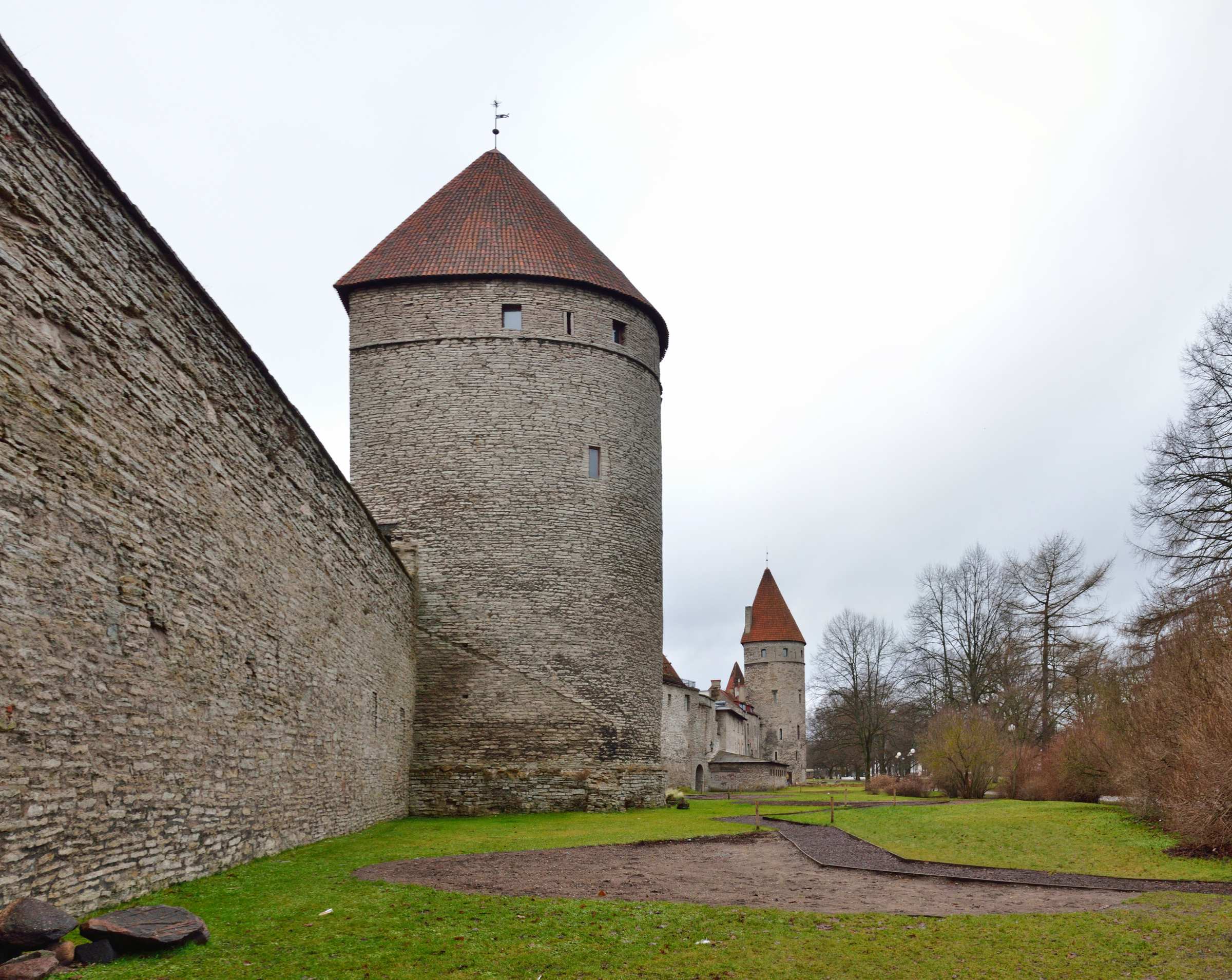 Башни и стены старого города в Таллине