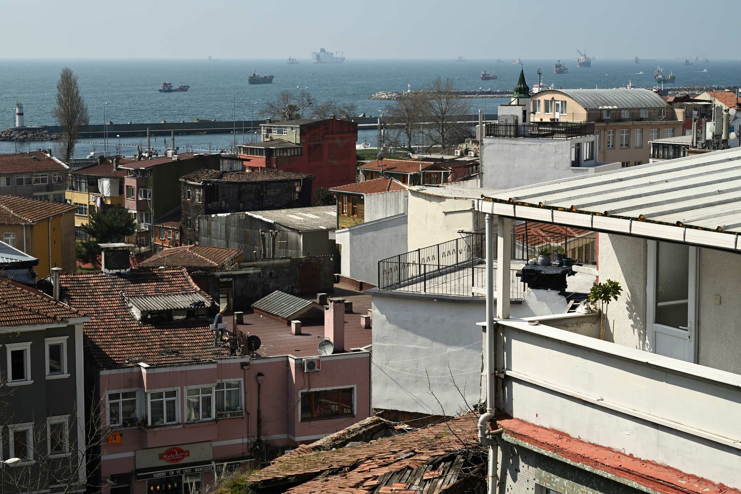 Вид на Стамбул и Мраморное море с балкона апартаментов отеля CAPITOL SUITES OLD CITY