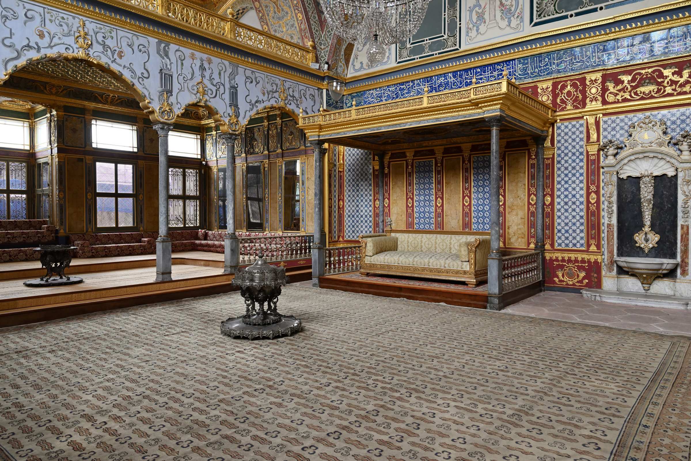 Гарем дворца Топкапы. Имперский зал с троном султана.