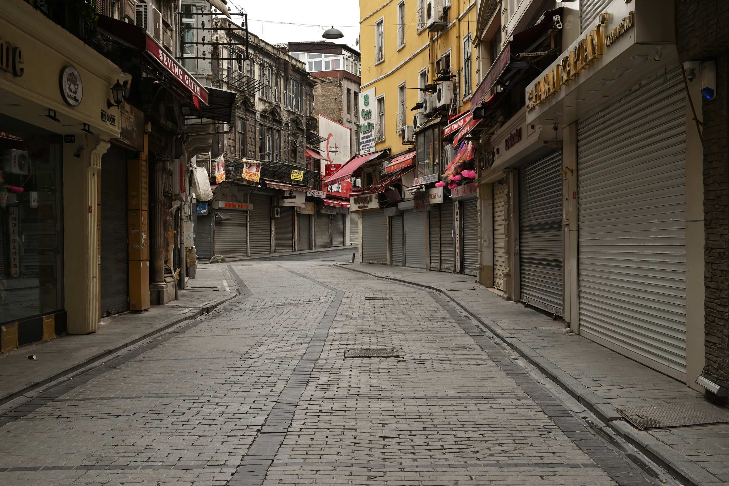 На улицах Стамбула воскресным днём в апреле 2021 года.