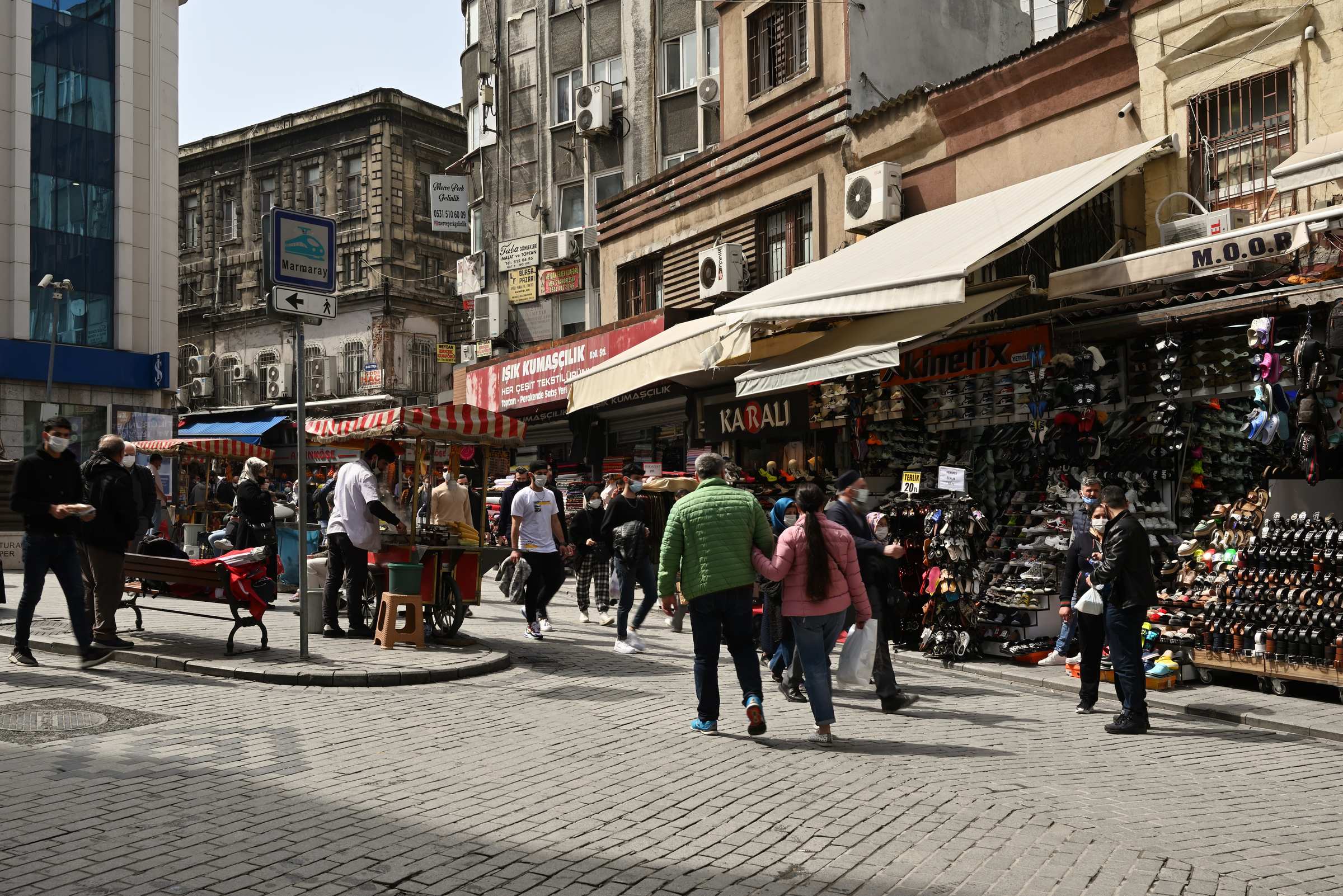 На улицах Стамбула в апреле 2021 года.