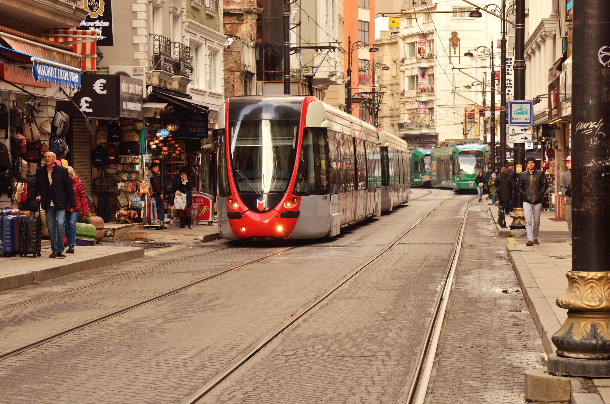 Улица Hüdavendigar, по которой проходит трамвайная линия Т1 в Стамбуле