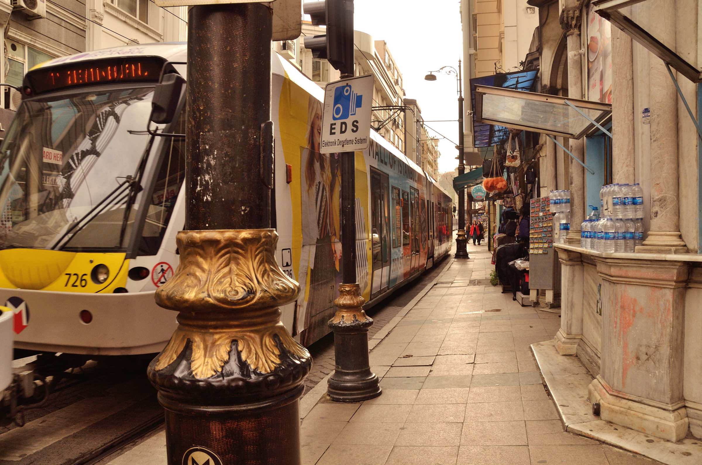 Улица Hüdavendigar, по которой проходит трамвайная линия Т1 в Стамбуле