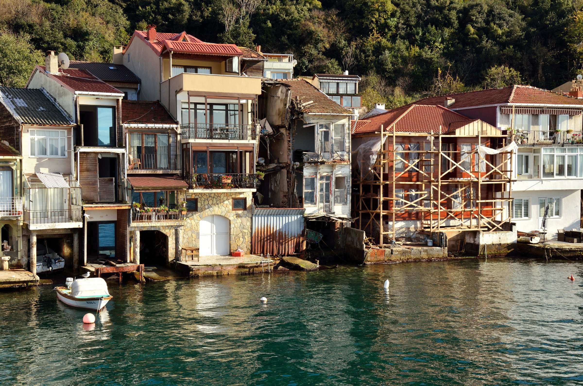 Ухоженные отремонтированные домики вплотную соседствуют с заброшенными развалюхами, Стамбул