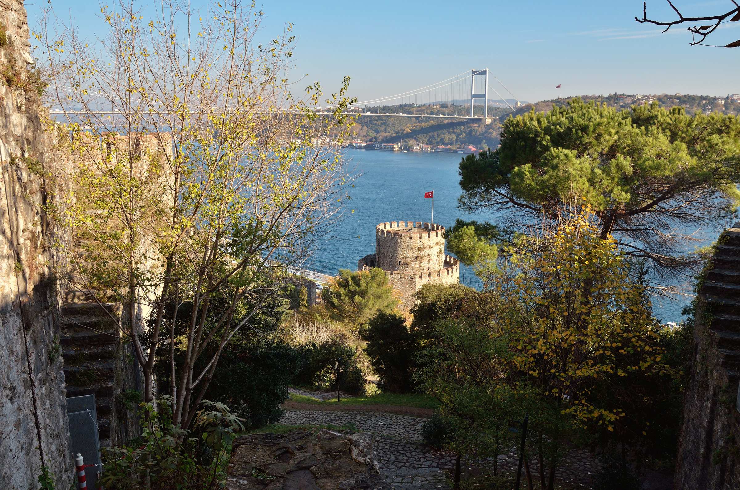 Вид на Босфор и Мост Султана Мехмеда Фатиха от одной из башен крепости Румели Хисары