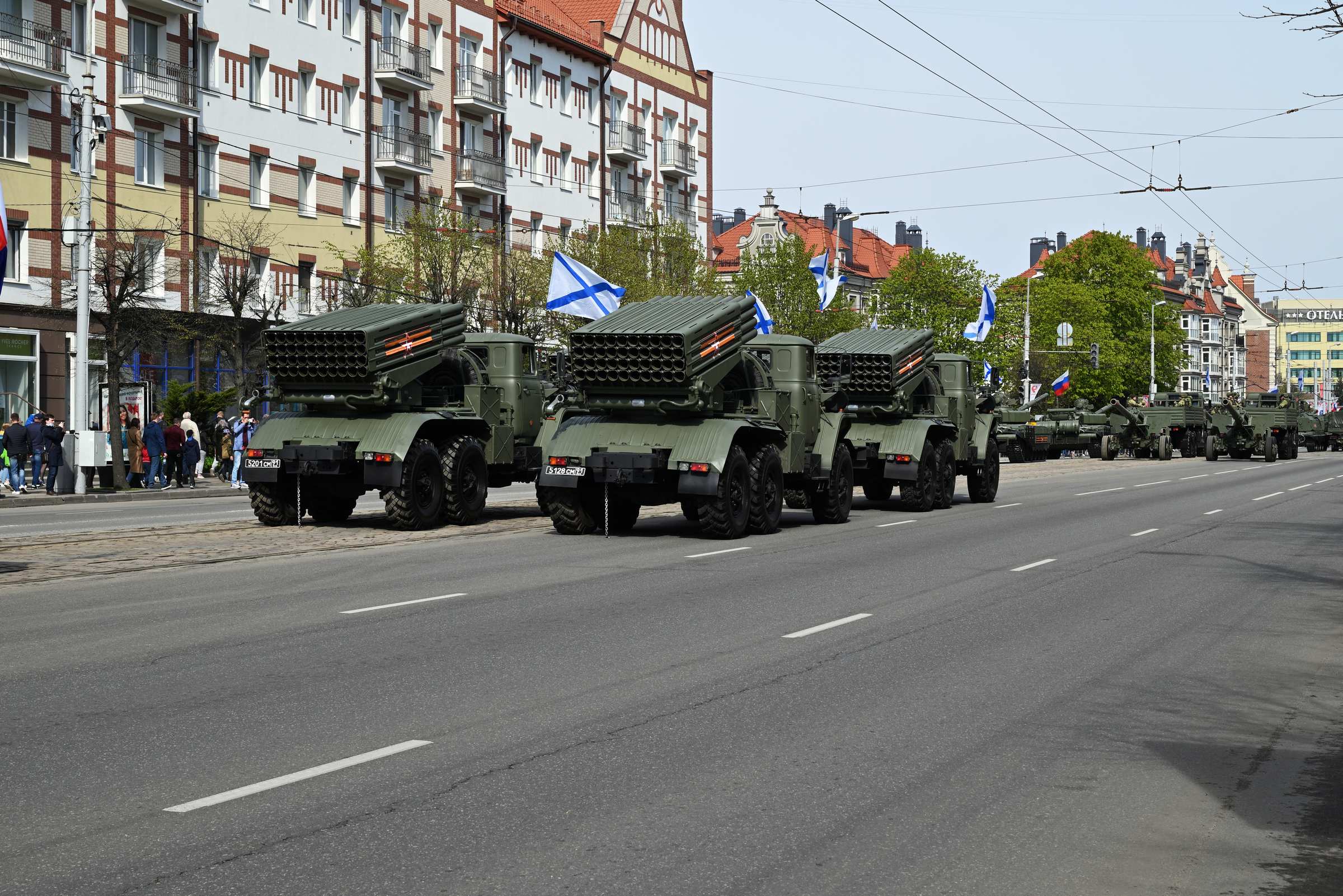 9 мая 2021 года. День Победы в Калининграде. Военная техника на Ленинском проспекте в ожидании начала парада.