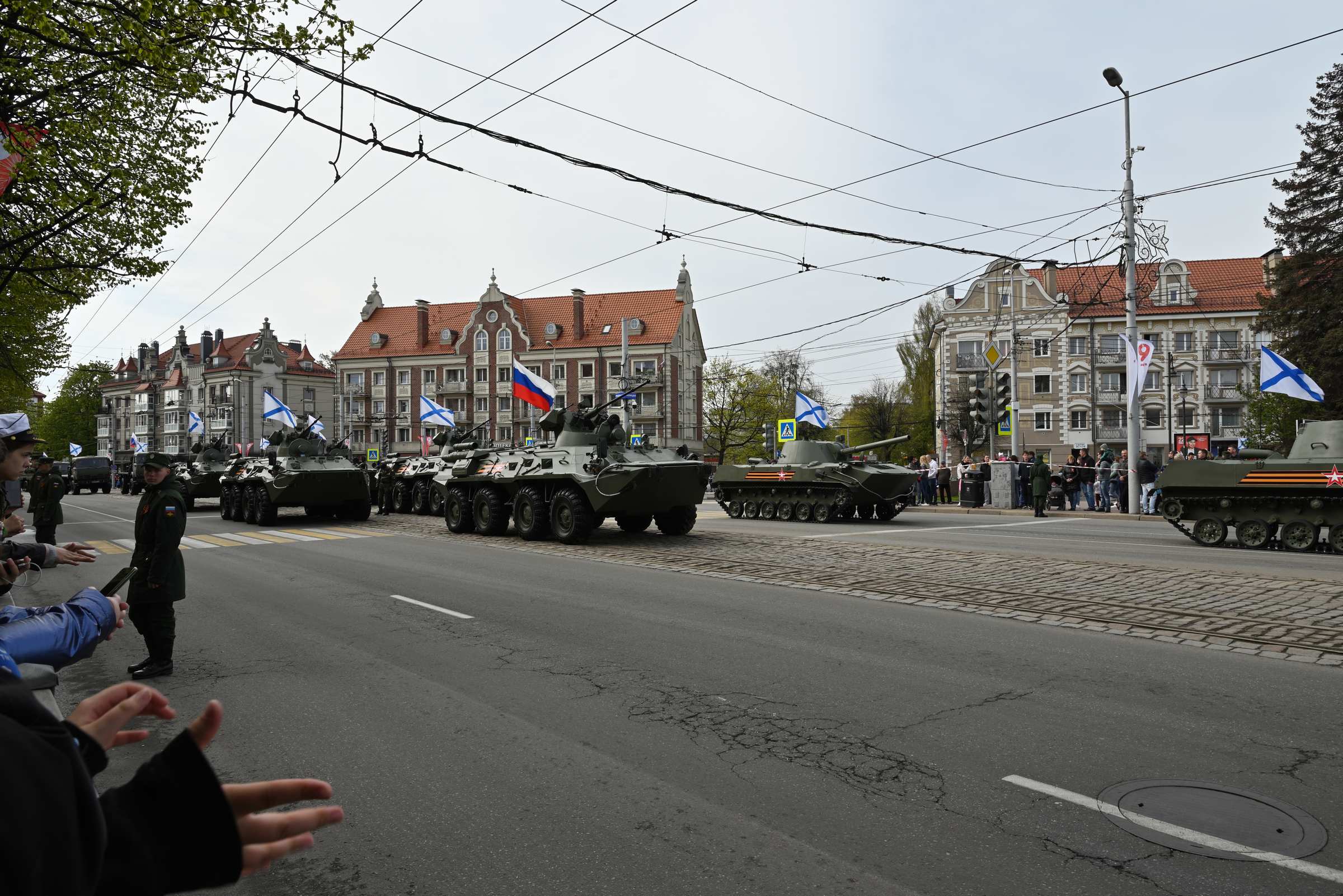 9 мая 2021 года. День Победы в Калининграде. Военная техника на Ленинском проспекте в ожидании начала парада.