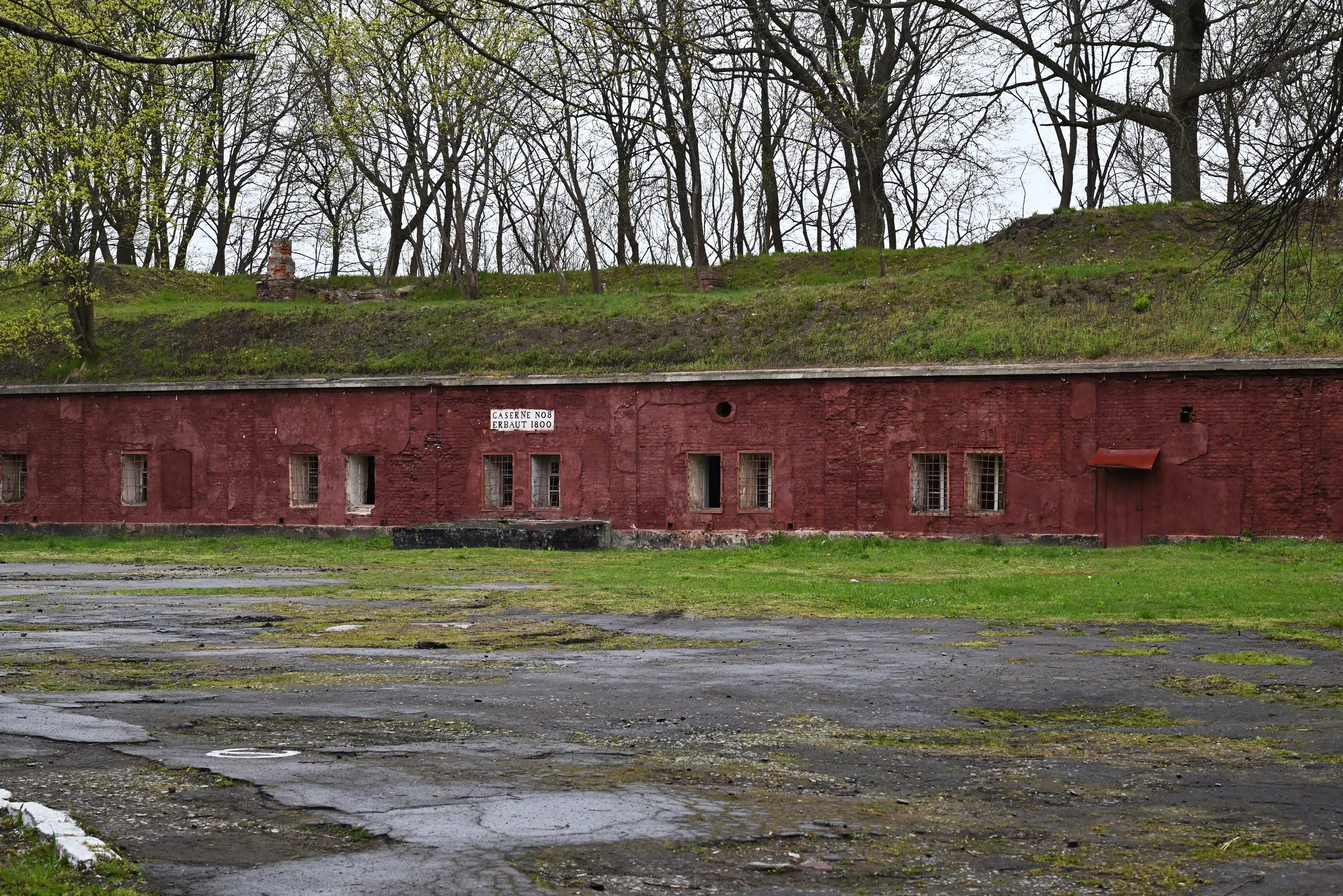 Балтийская крепость. Казарма с сохранившейся отметкой года постройки.