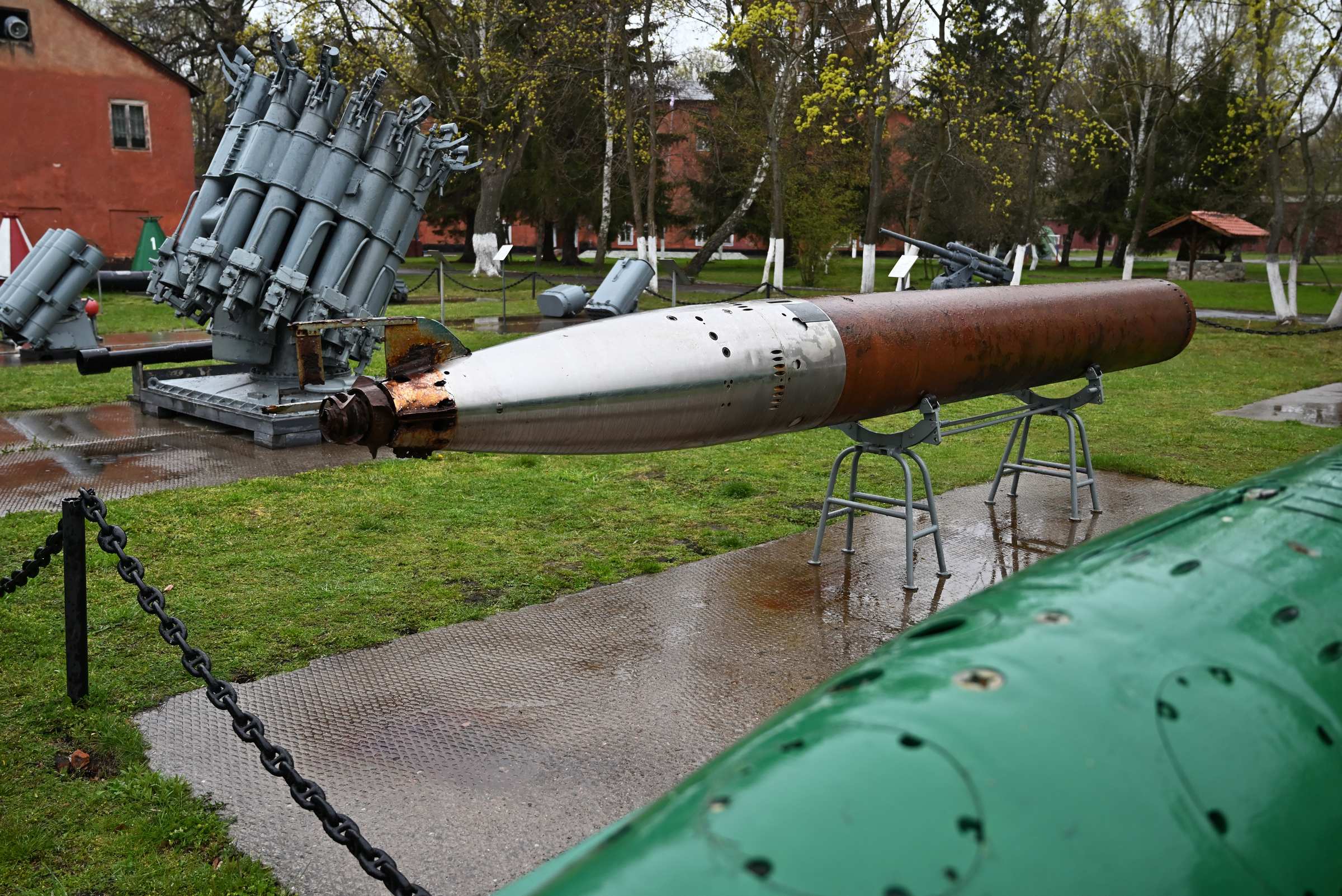 Выставка военной техники во дворе Балтийской крепости