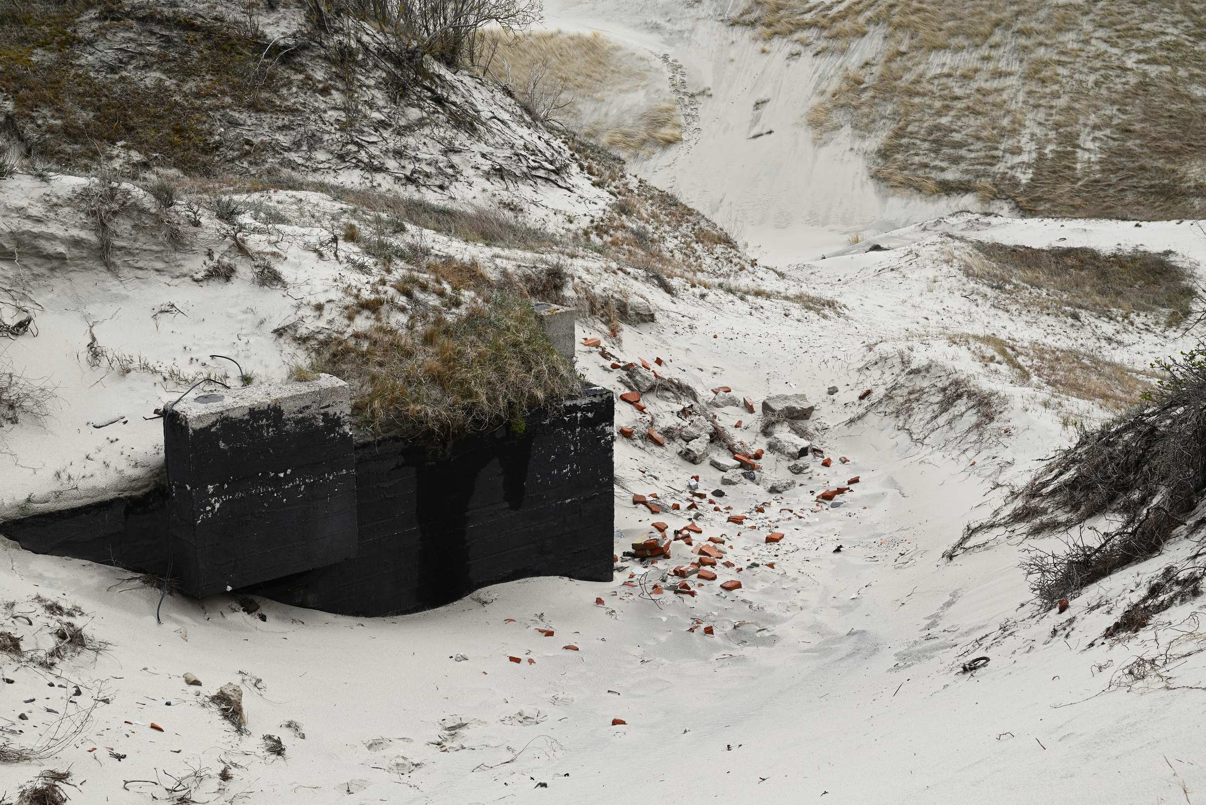 Полузасыпанный песком бункер на Балтийской косе