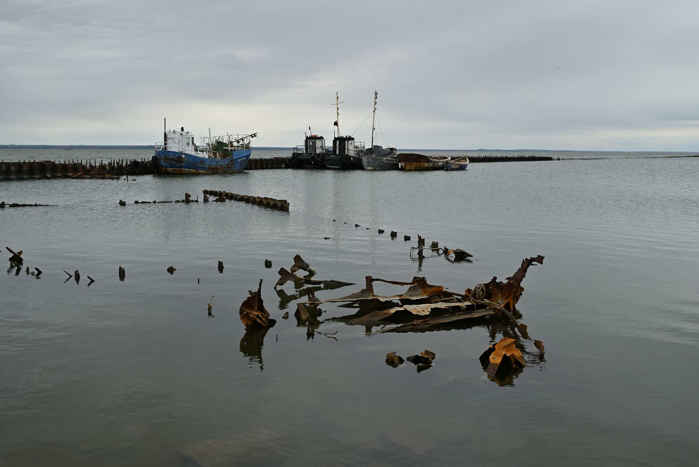Затонувшая баржа у берега гидрогавани заброшенного немецкого аэродрома «Нойтиф».