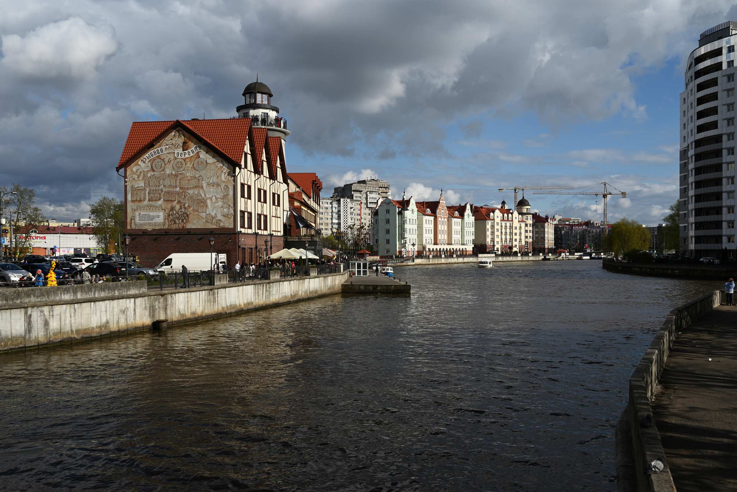 Калининград. Вид на реку Старая Преголя и Рыбную деревню с Медового моста.