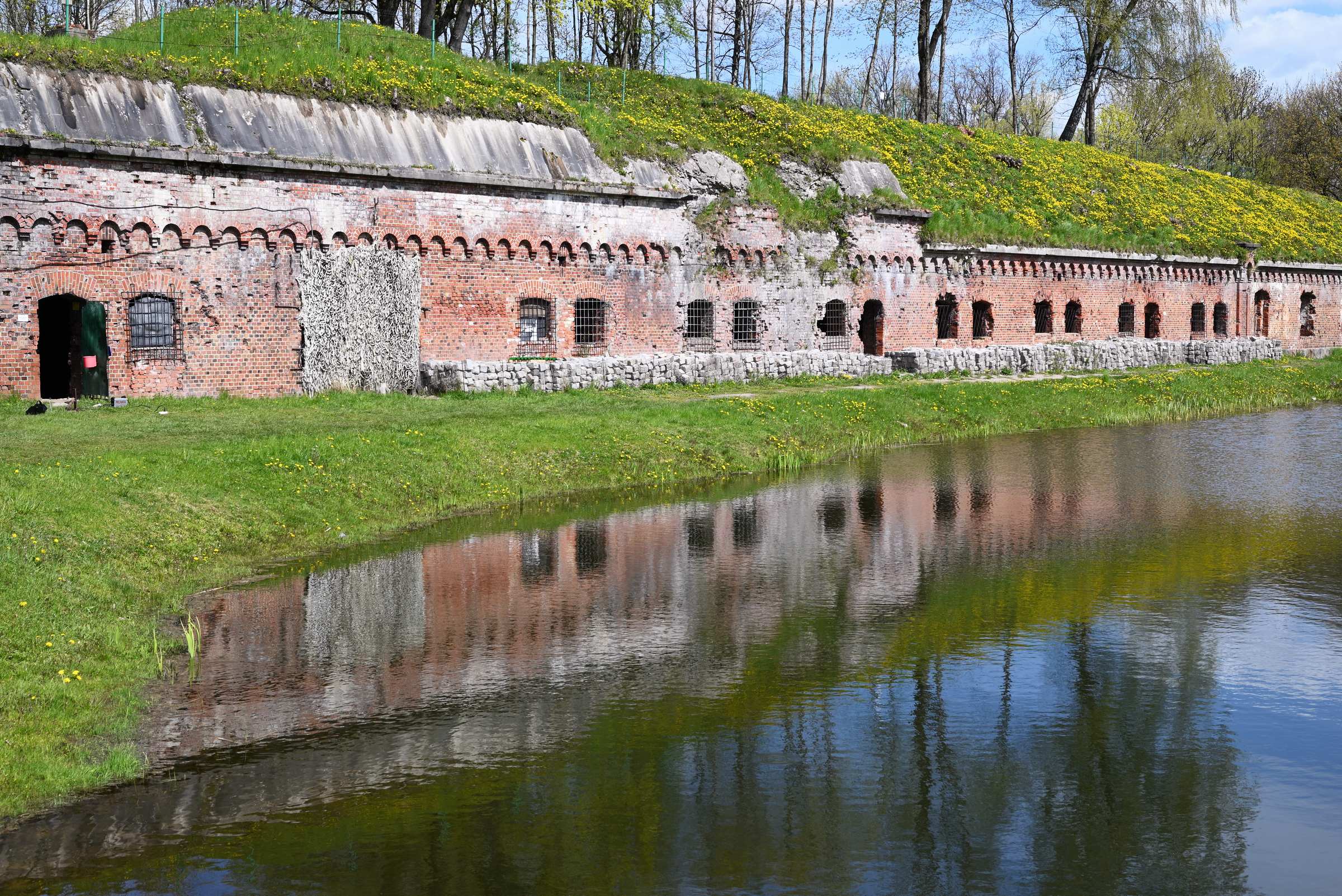 Калининград. Форт № 5 «Король Фридрих Вильгельм III». Вид на форт и ров с водой.