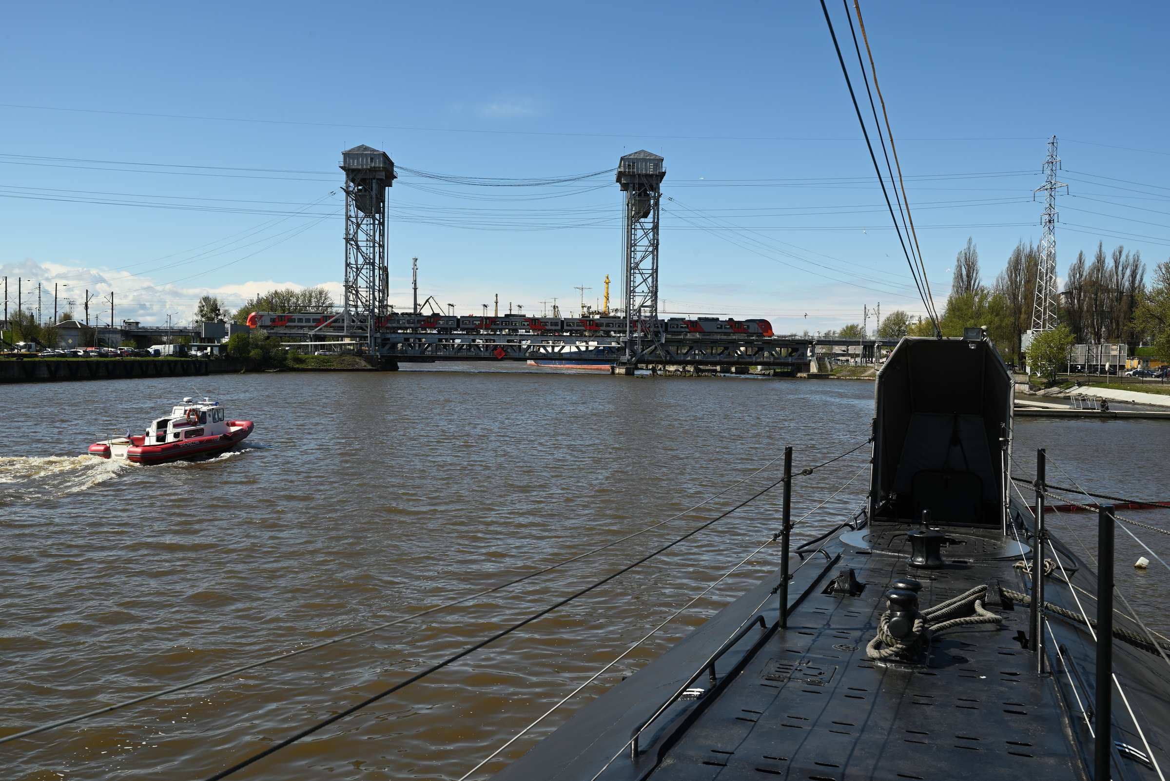 Калининград. Музей Мирового океана. Река Преголя и Двухъярусный мост с палубы подводной лодки Б-413.