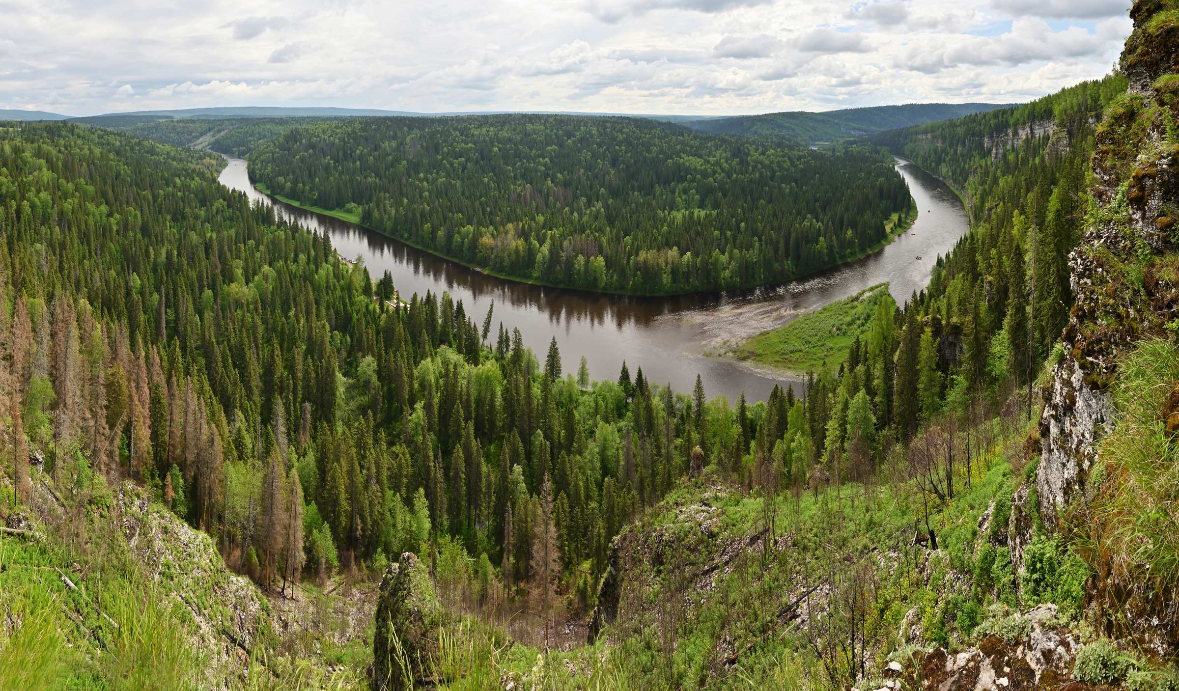 Пермский край. Панорама долины реки Усьва, открывающаяся с Усьвинских столбов.