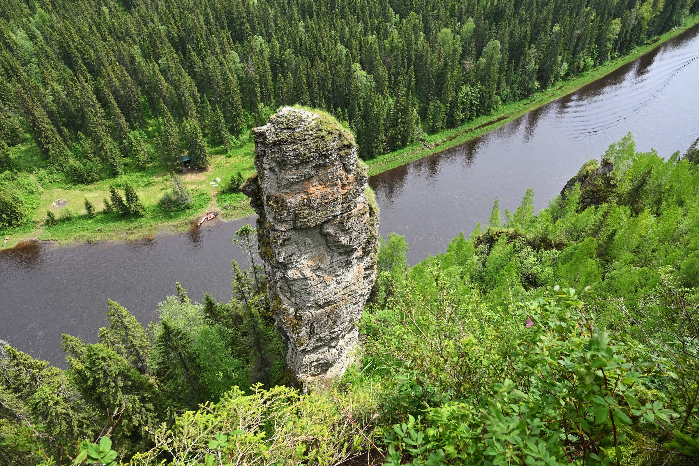 Пермский край. Вид с Усьвинских столбов на извилистую долину реки Усьва и отдельно стоящую скалу-останец Чёртов палец.