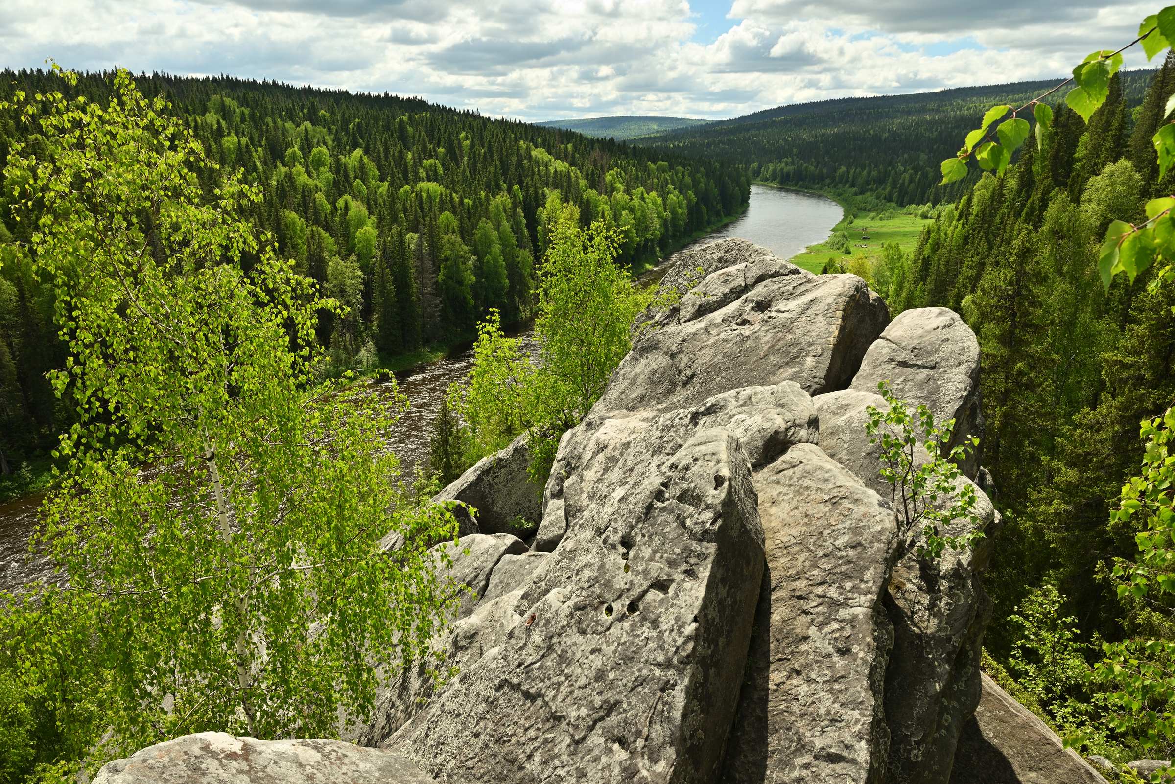 Пермский край. Вид на реку Усьву с вершины Шумихинских скал.