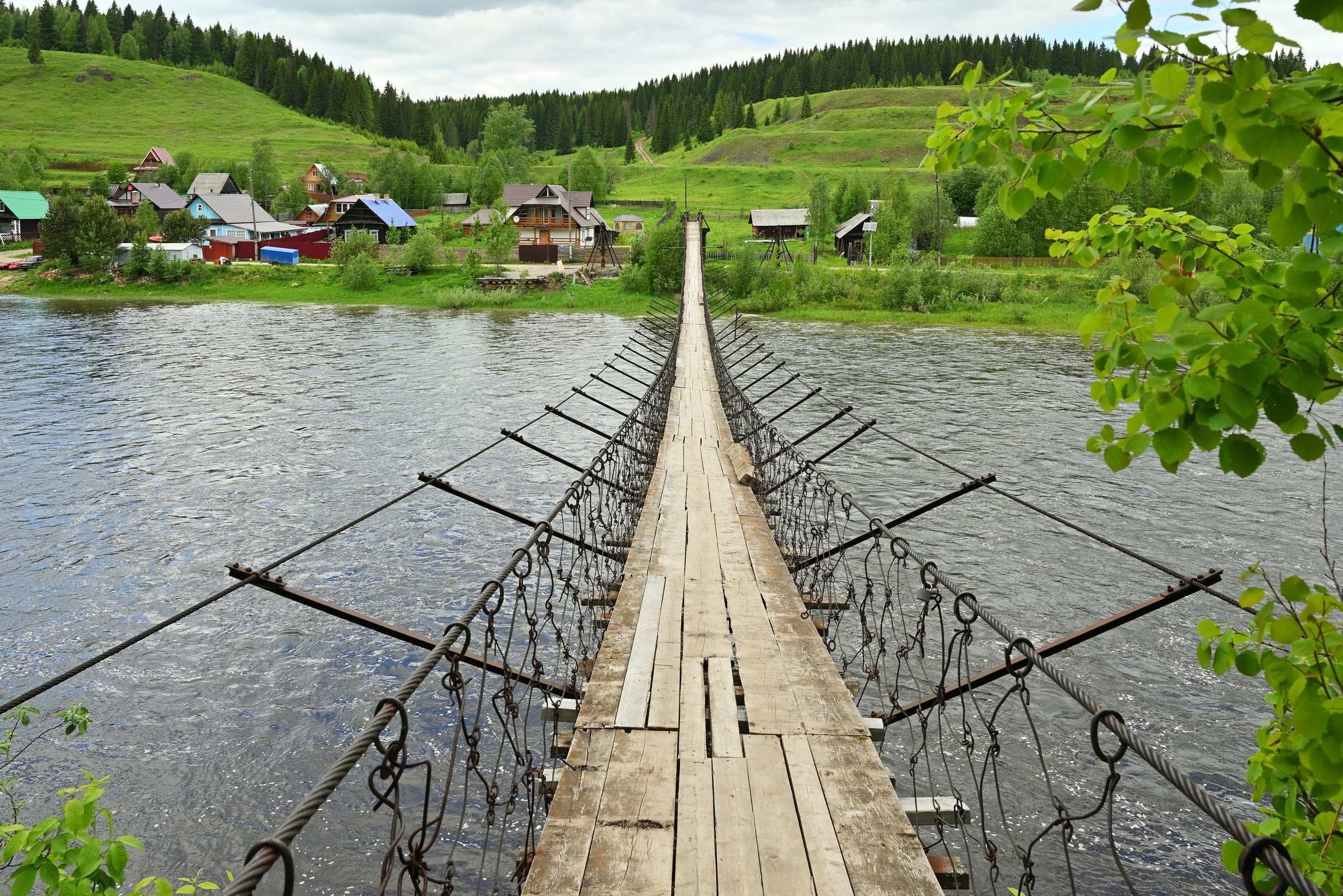 Пермский край. Подвесной мост в Усьве через реку Усьву.
