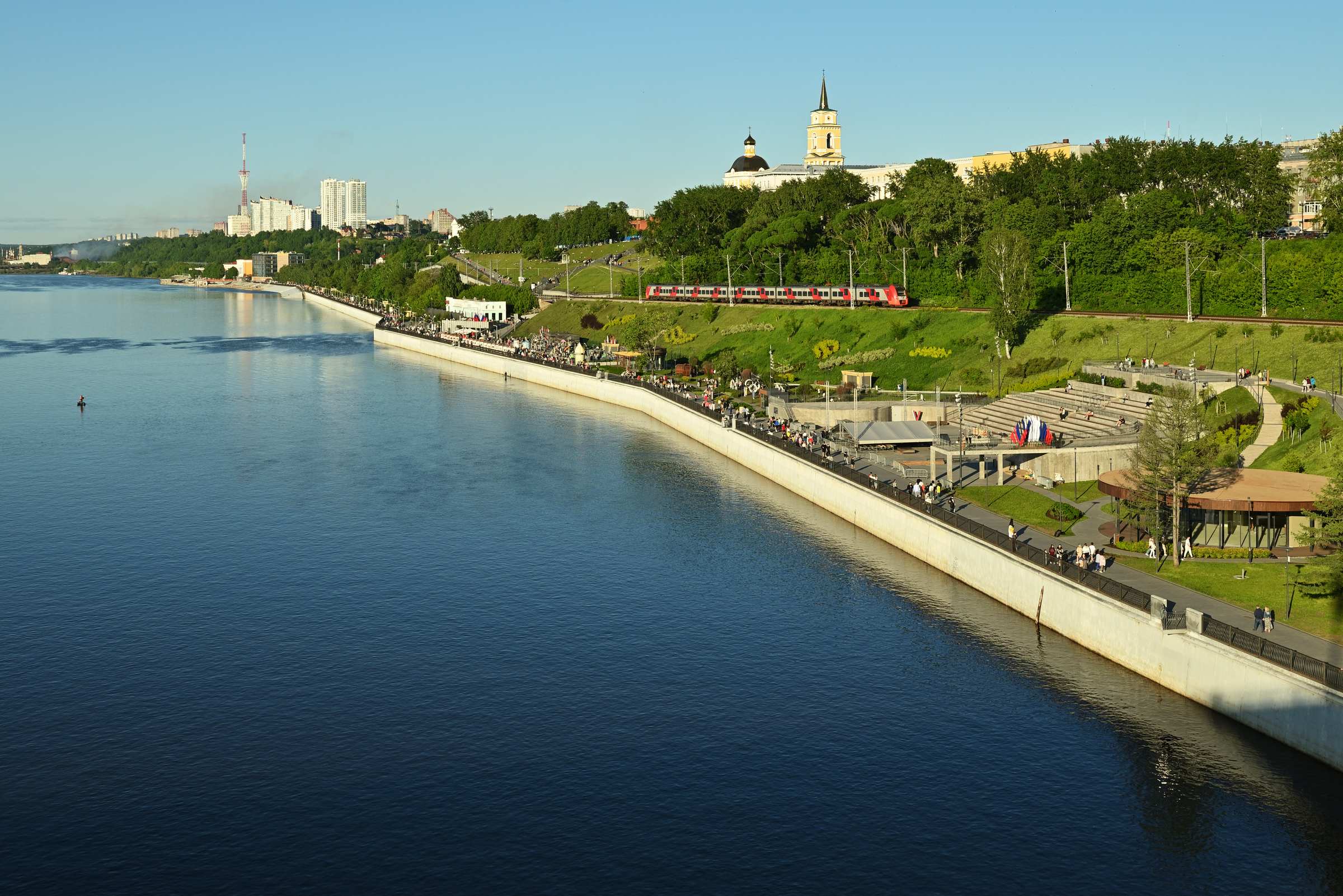 Пермский край. Вид на реку Каму в Перми с Коммунального моста.