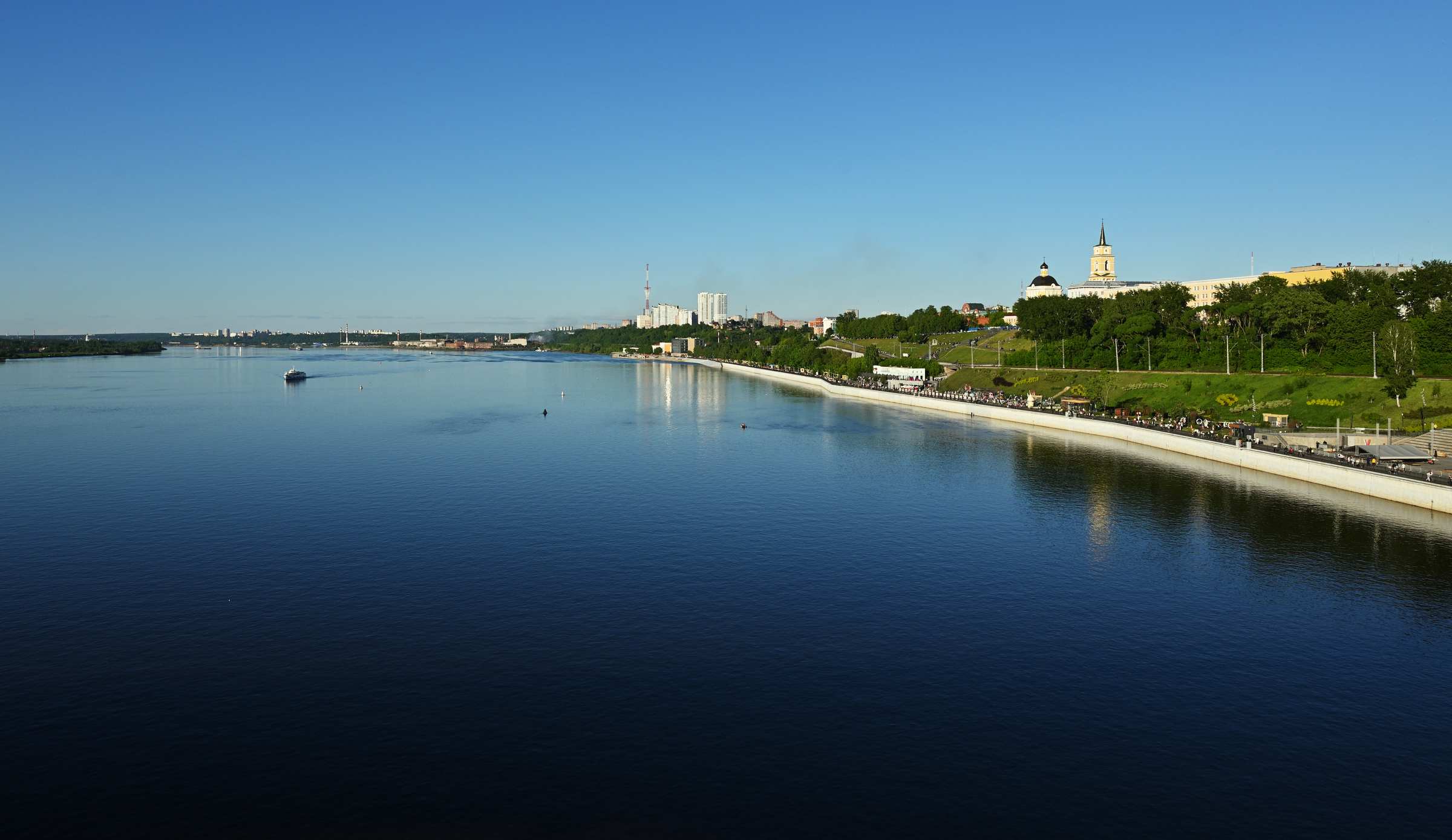 Пермский край. Вид на реку Каму в Перми с Коммунального моста.