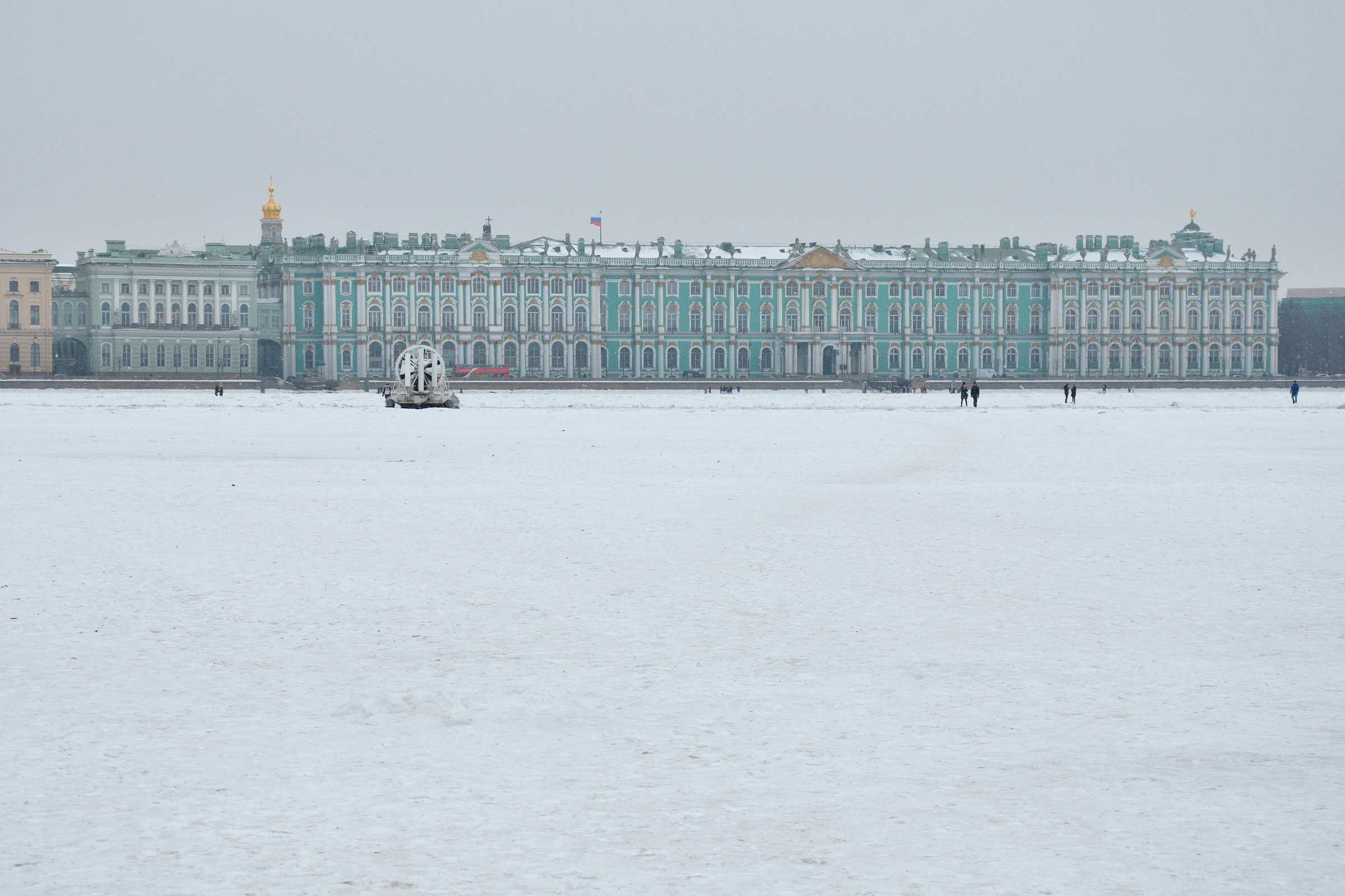 Замёрзшая Нева у Петропавловской крепости