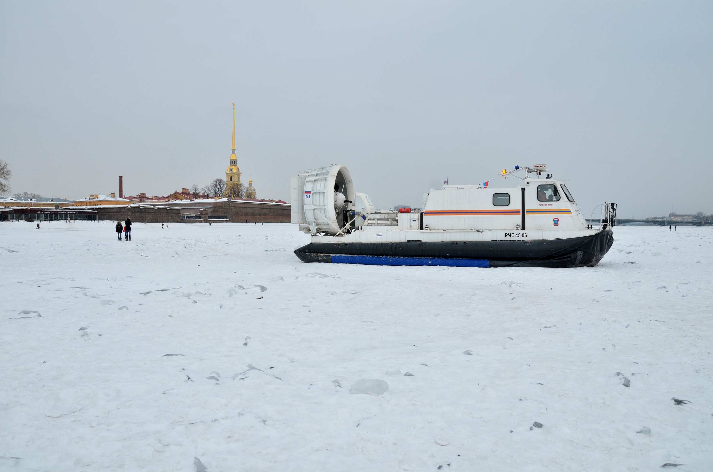 Замёрзшая Нева у Петропавловской крепости