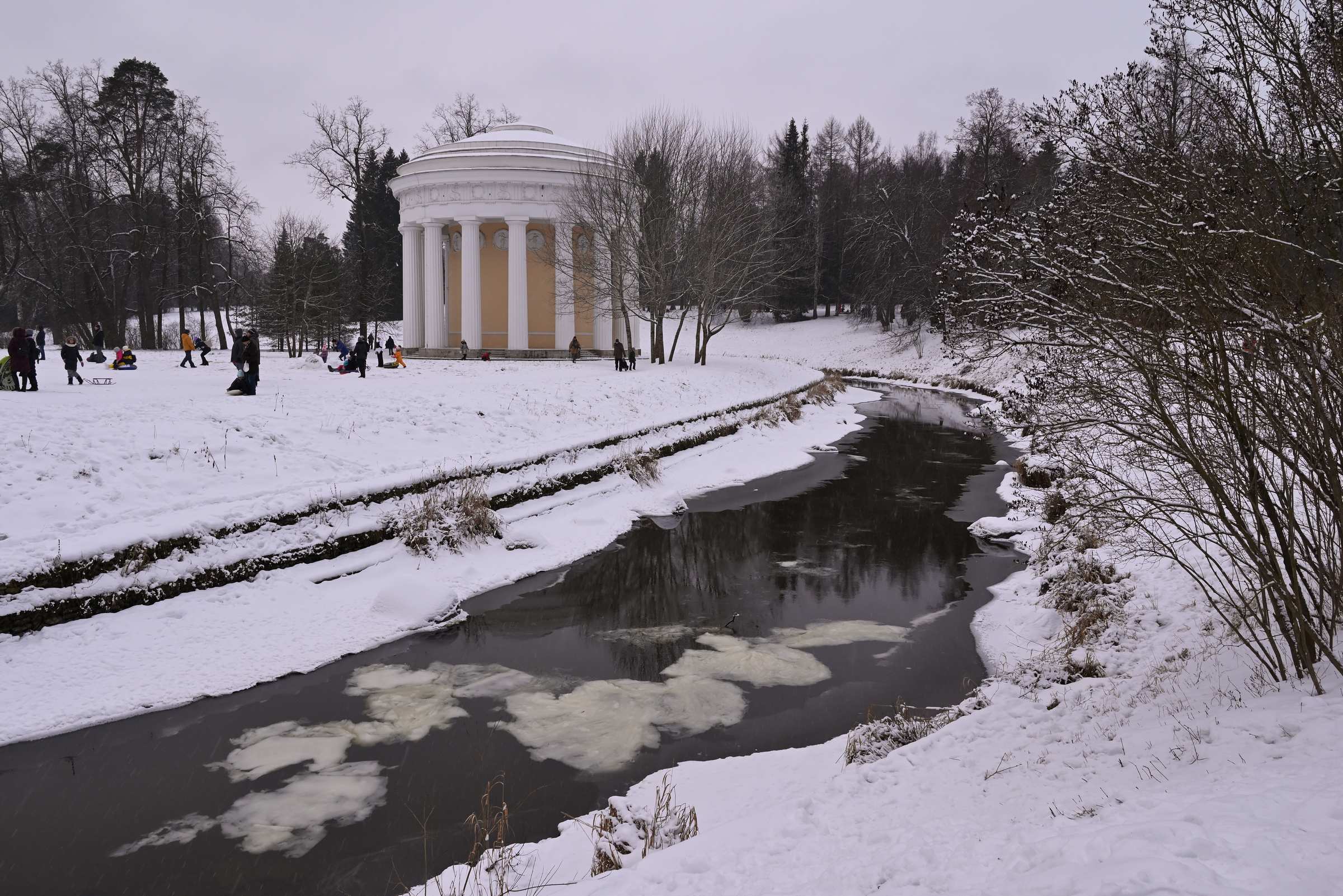 Павловский парк зимой. Храм Дружбы
