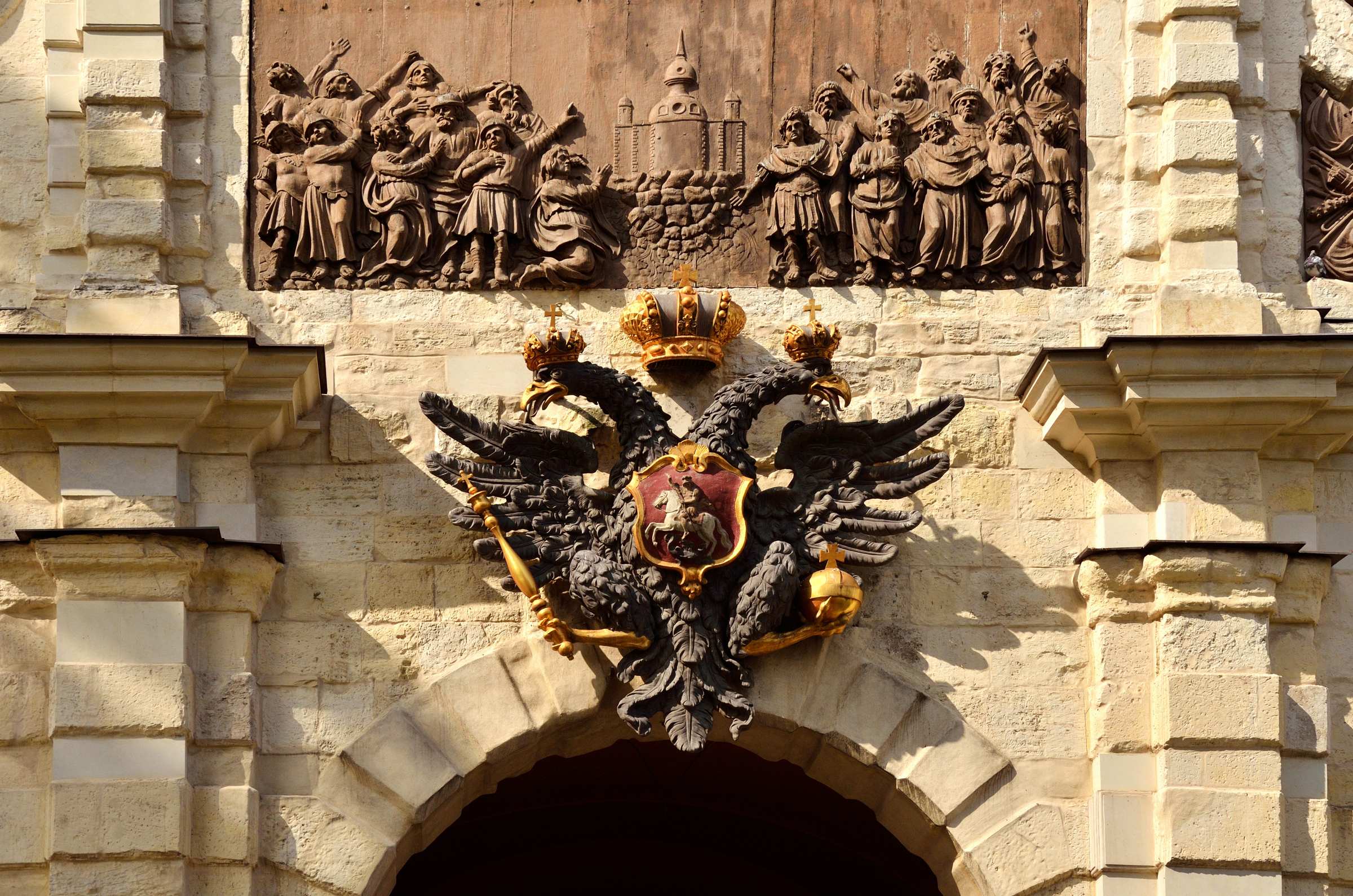 Герб на Петровских воротах Петропавловской крепости