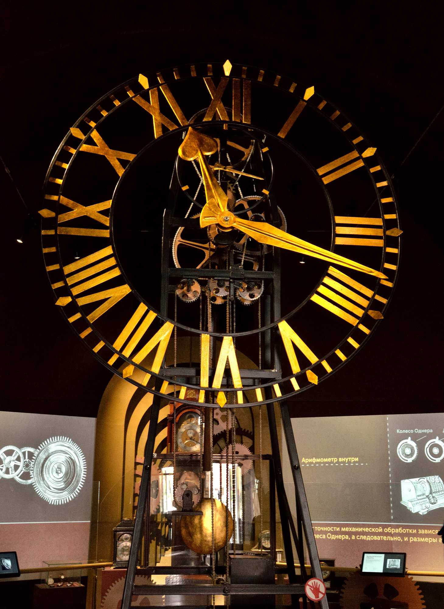 Часы-скелетоны музее науки и техники в Петропавловской крепости