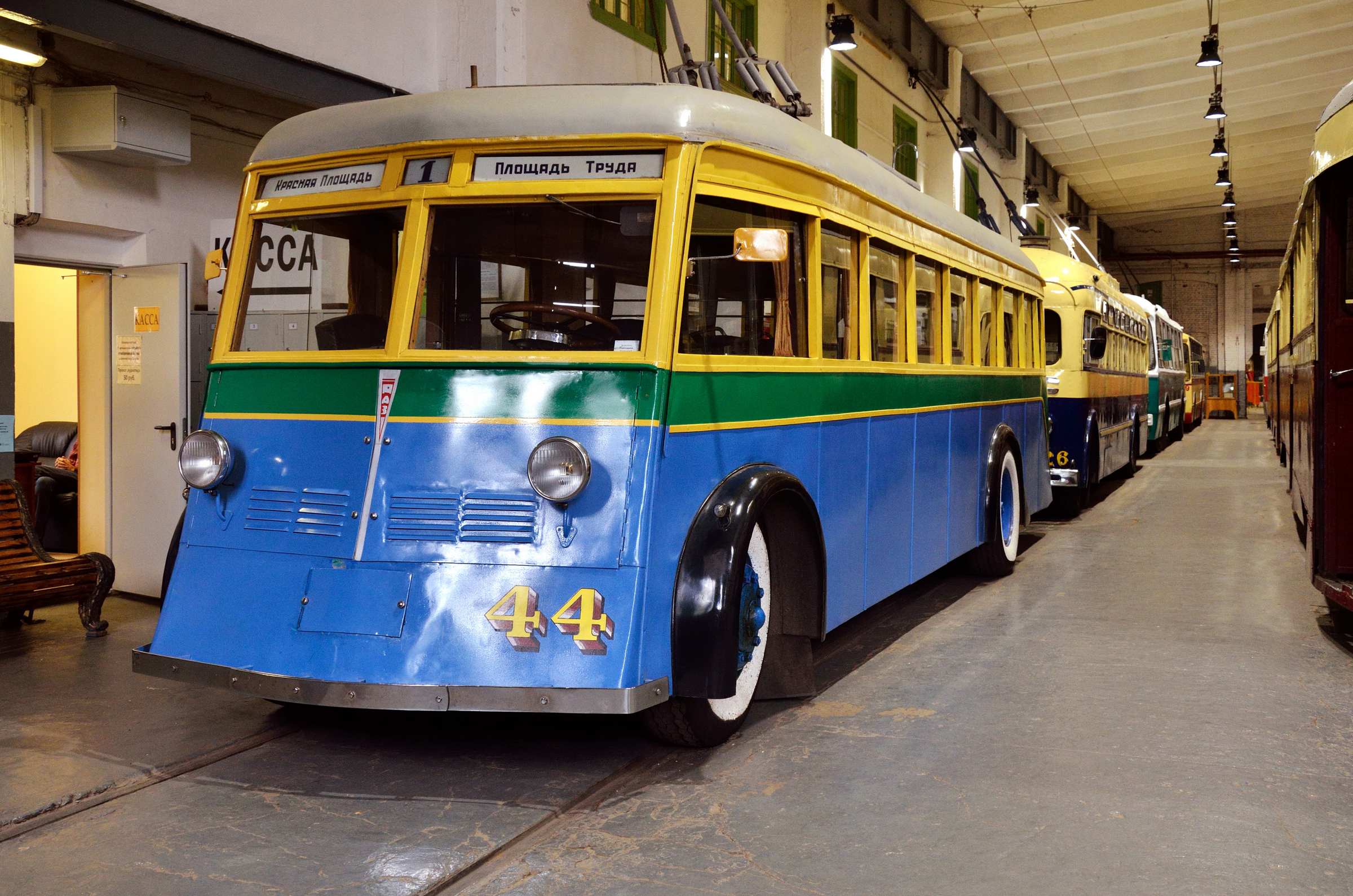 Троллейбус ЯТБ-1 в музее городского электрического транспорта в Санкт-Петербурге.