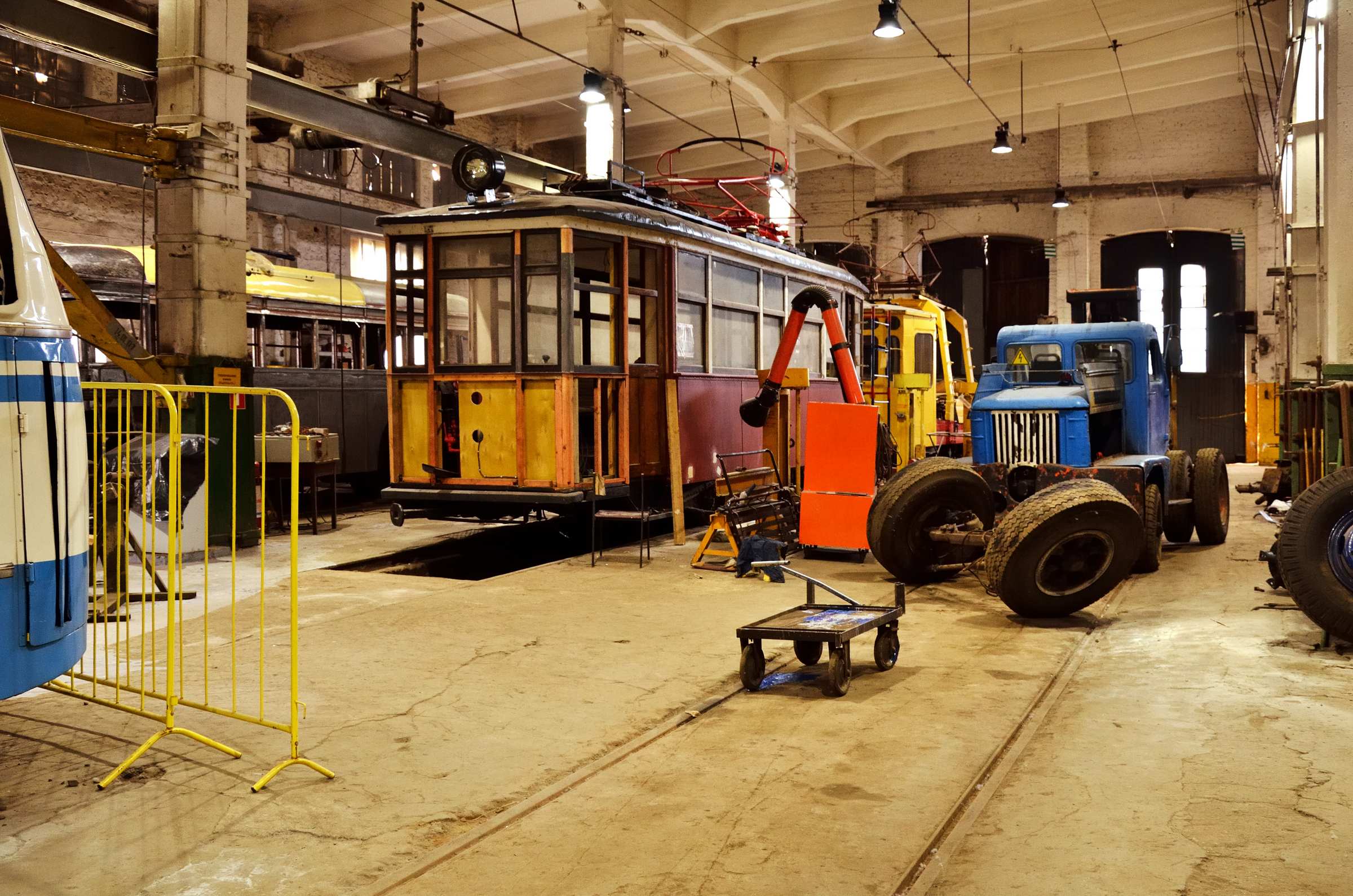 В ремонтной зоне в музее городского электрического транспорта в Санкт-Петербурге.
