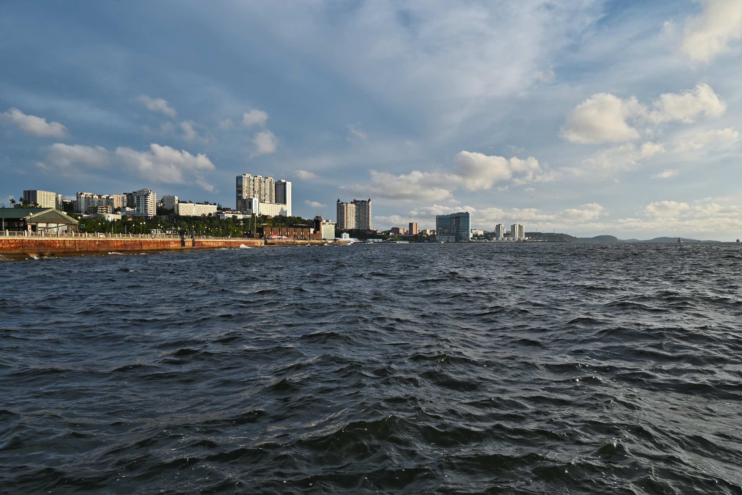 Амурский залив от Аллеи Мира во Владивостоке